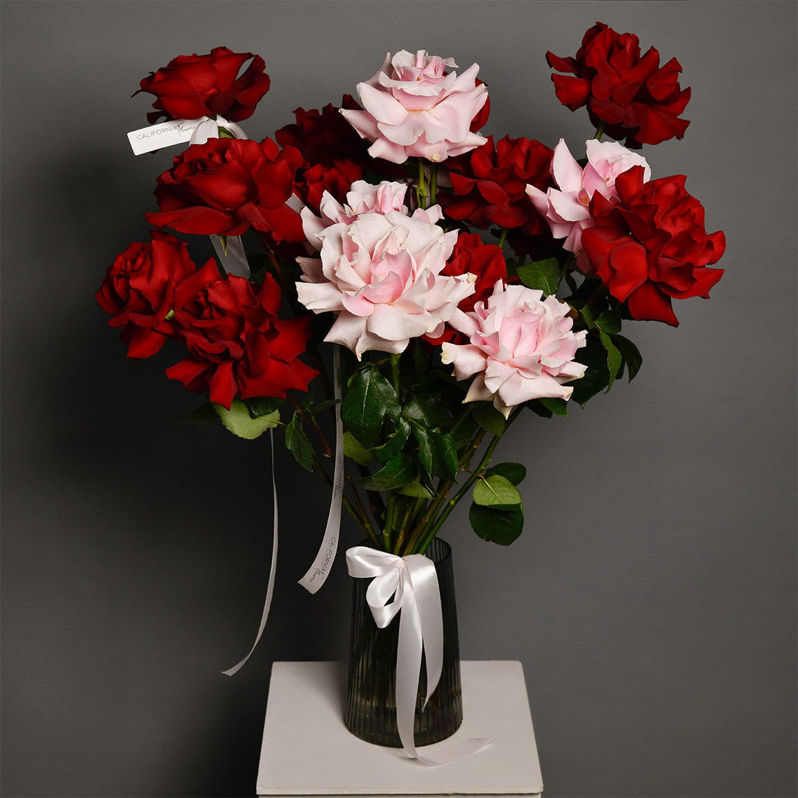 Buchet 19 trandafiri speciali rosii si roz, 3, Californiaflowers.ro