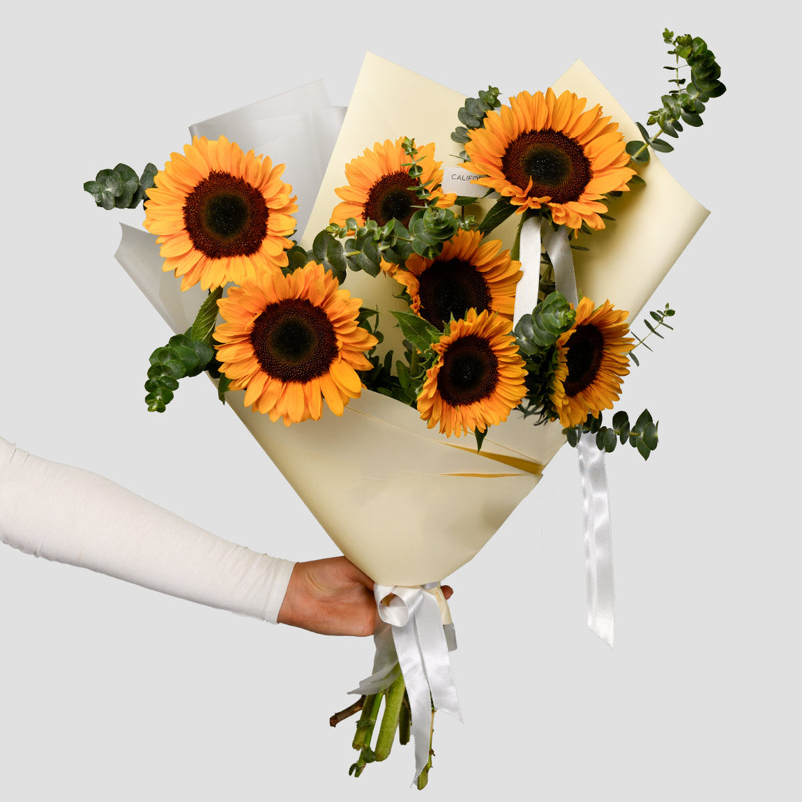 Flori de Vara, Buchet 7 floarea soarelui si eucalipt, Californiaflowers.ro