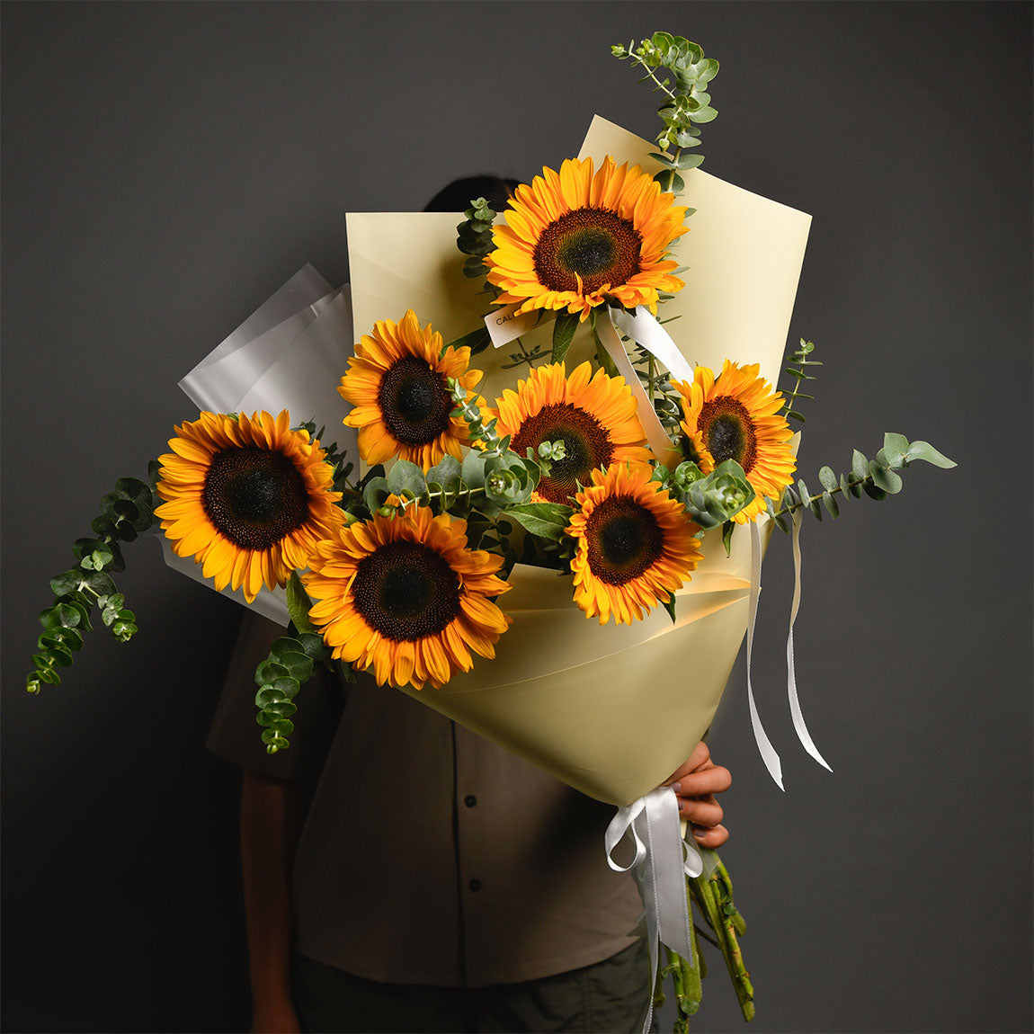 Flori de Vara, Buchet 7 floarea soarelui si eucalipt, Californiaflowers.ro