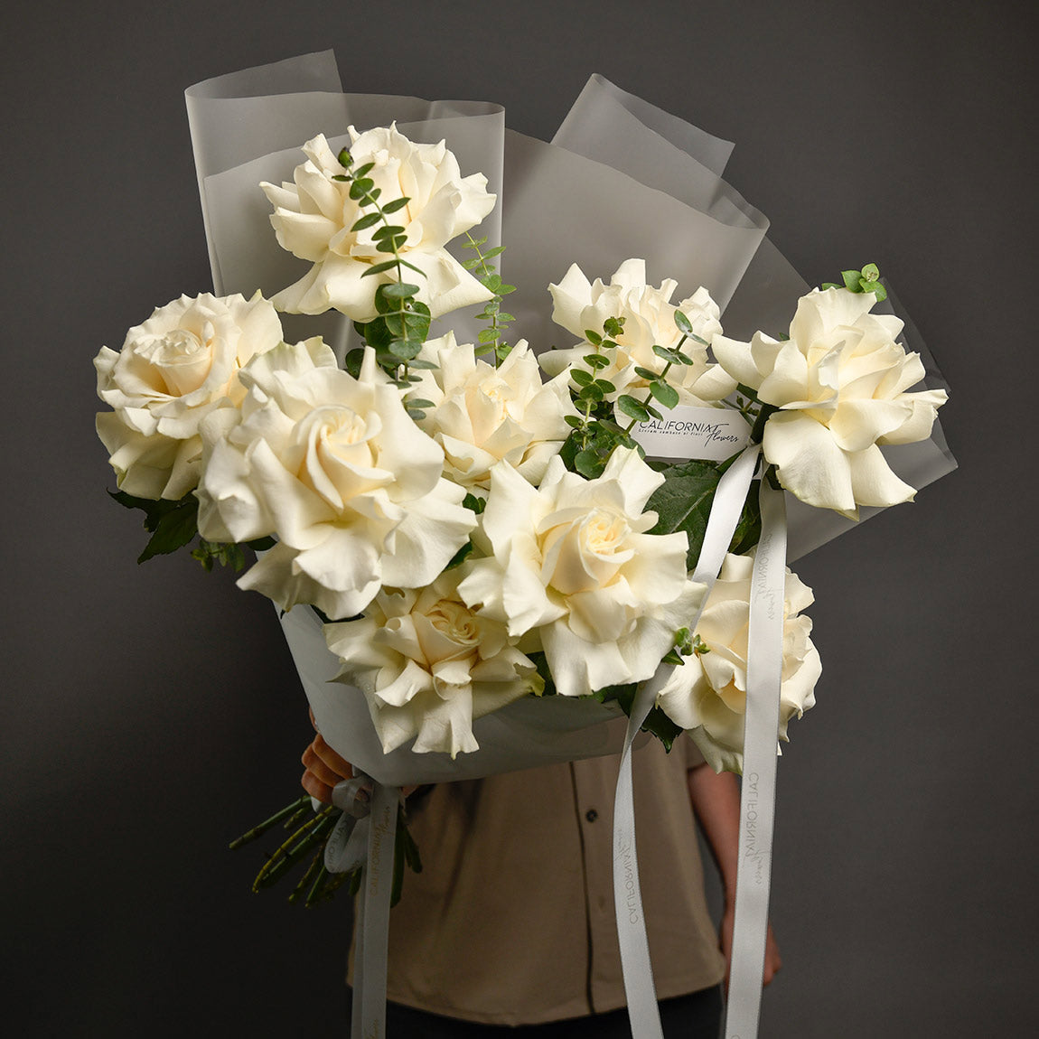 Livrare Flori Cluj Napoca, Buchet 9 trandafiri albi speciali si eucalipt, Californiaflowers.ro