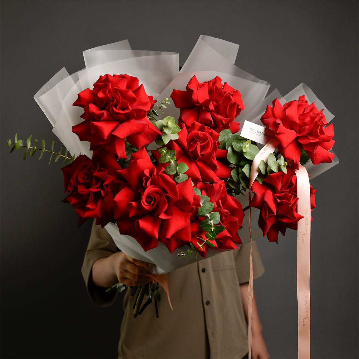 Flori pentru mama - California Flowers, Buchet 9 trandafiri rosii speciali si eucalipt, Californiaflowers.ro