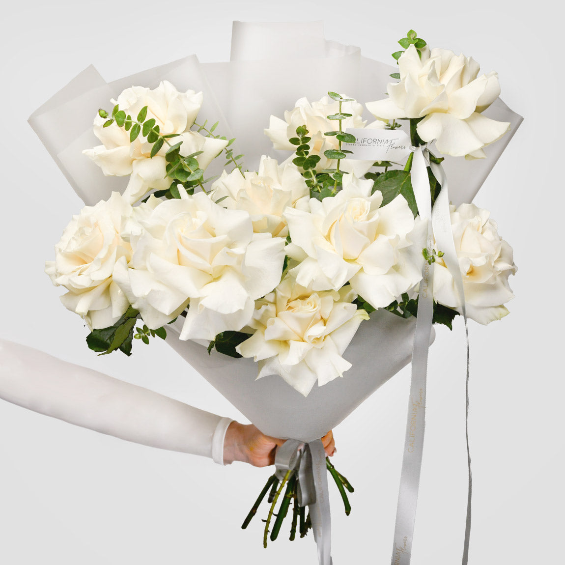 Livrare Flori Cluj Napoca, Buchet 9 trandafiri albi speciali si eucalipt, Californiaflowers.ro