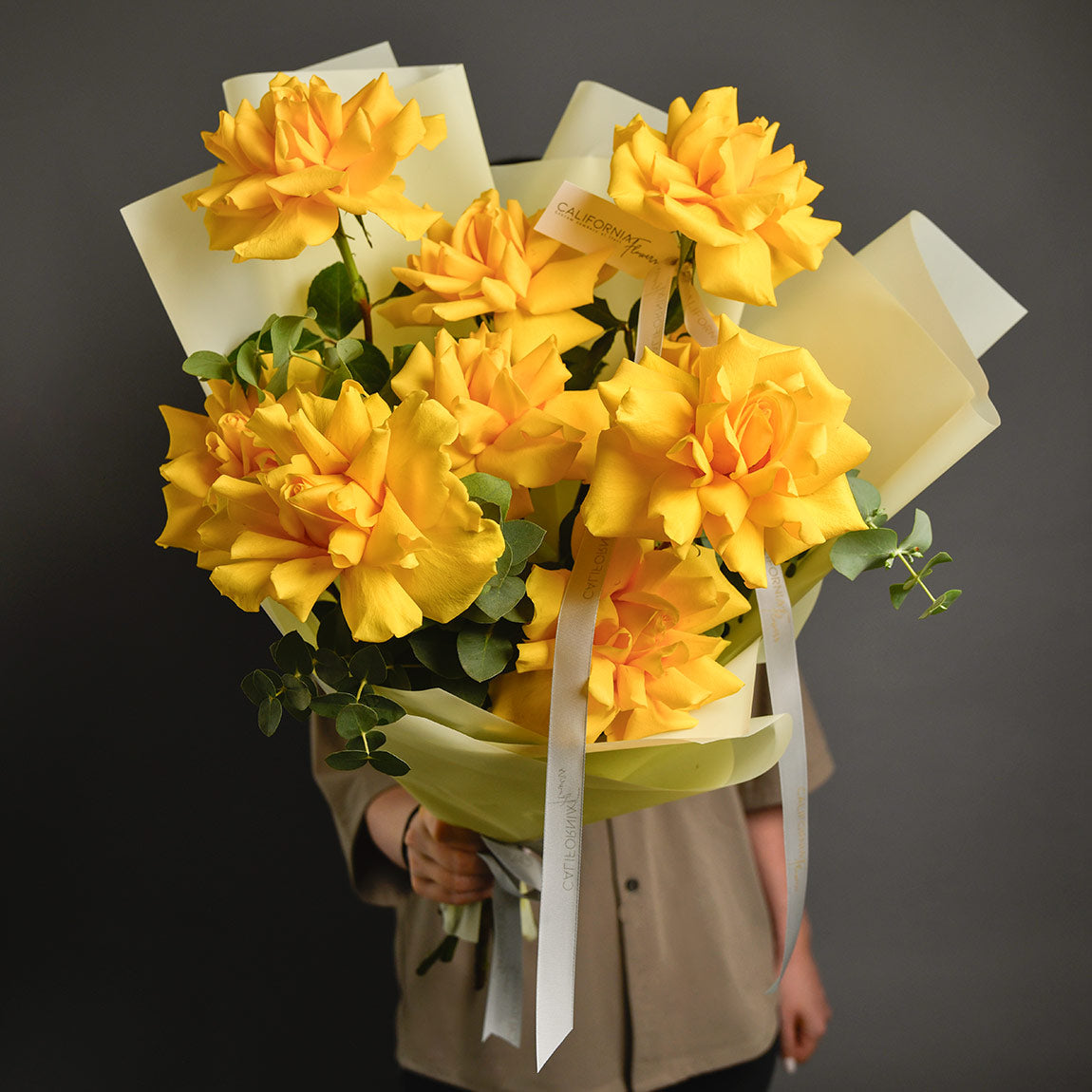 Flori de Paste - California Flowers, Buchet 9 trandafiri galbeni speciali si eucalipt, Californiaflowers.ro