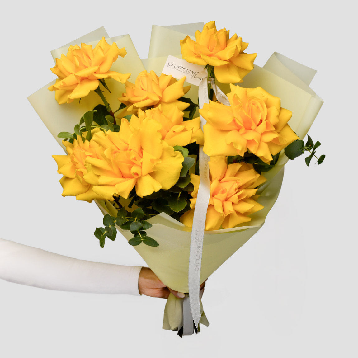Flori de Paste - California Flowers, Buchet 9 trandafiri galbeni speciali si eucalipt, Californiaflowers.ro