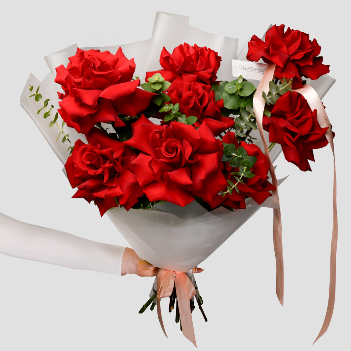 Flori pentru mama - California Flowers, Buchet 9 trandafiri rosii speciali si eucalipt, Californiaflowers.ro