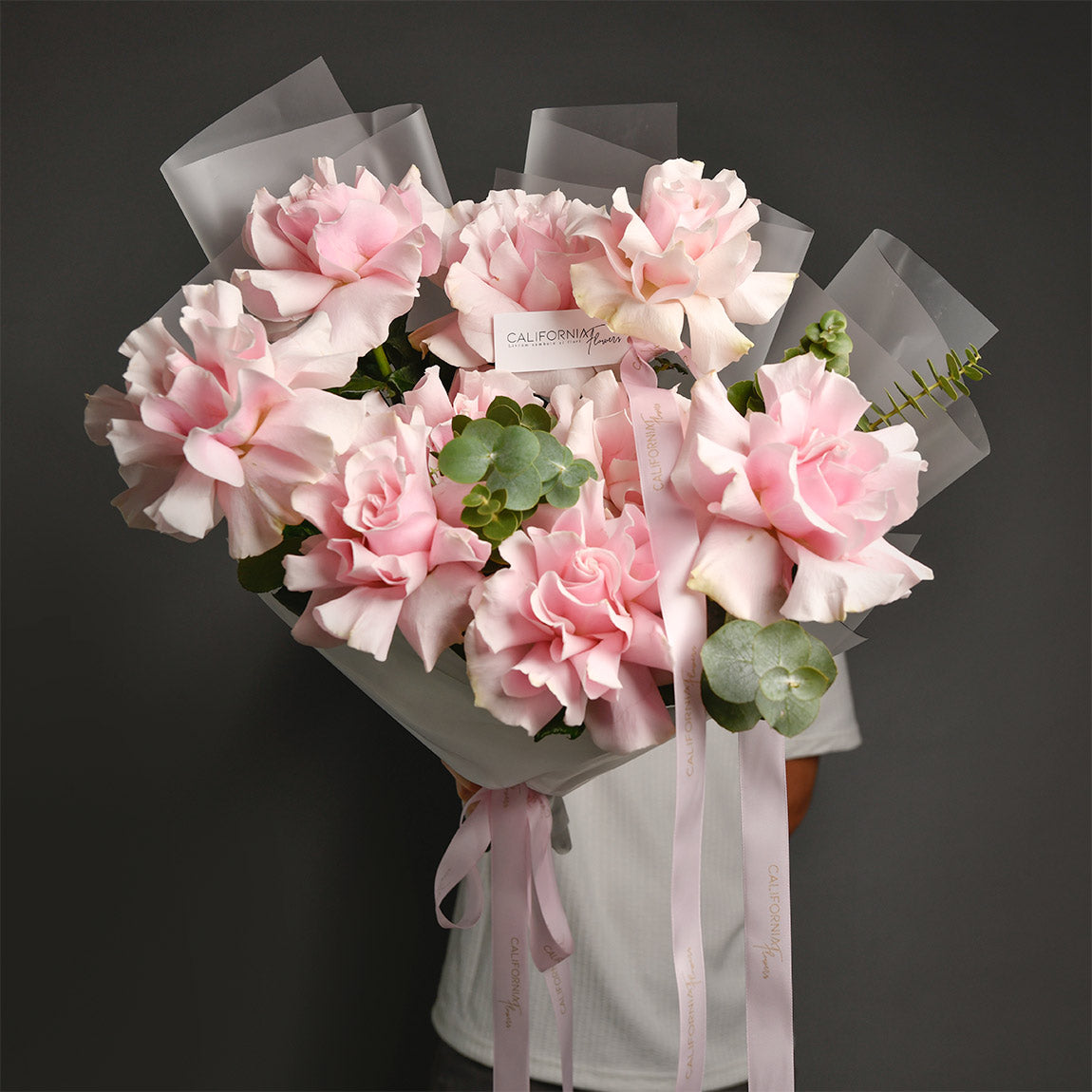 Flori de Vara, Buchet 9 trandafiri speciali roz si eucalipt, Californiaflowers.ro