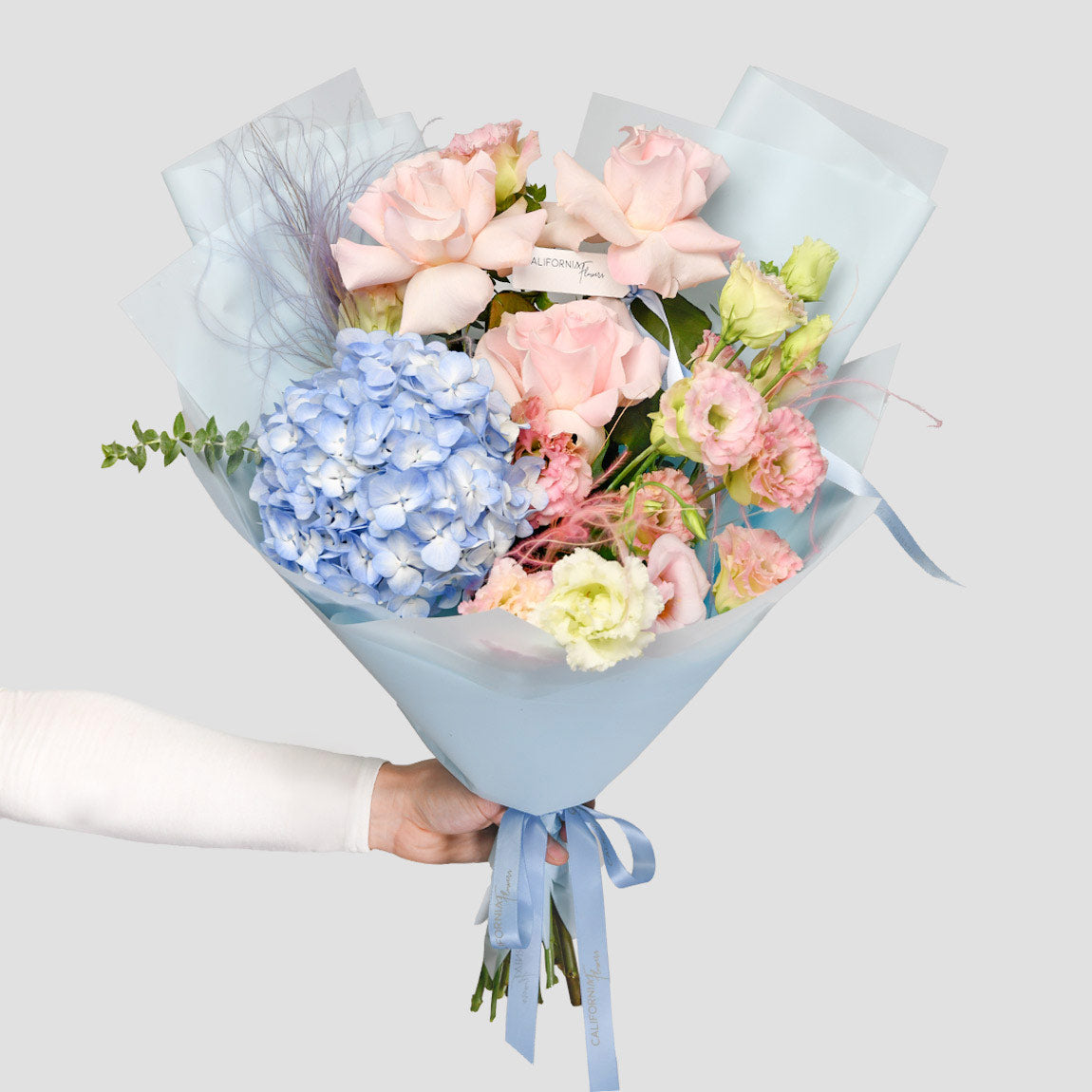 Livrare Flori Cluj Napoca, Buchet hortensie albastra si trandafiri speciali roz, Californiaflowers.ro