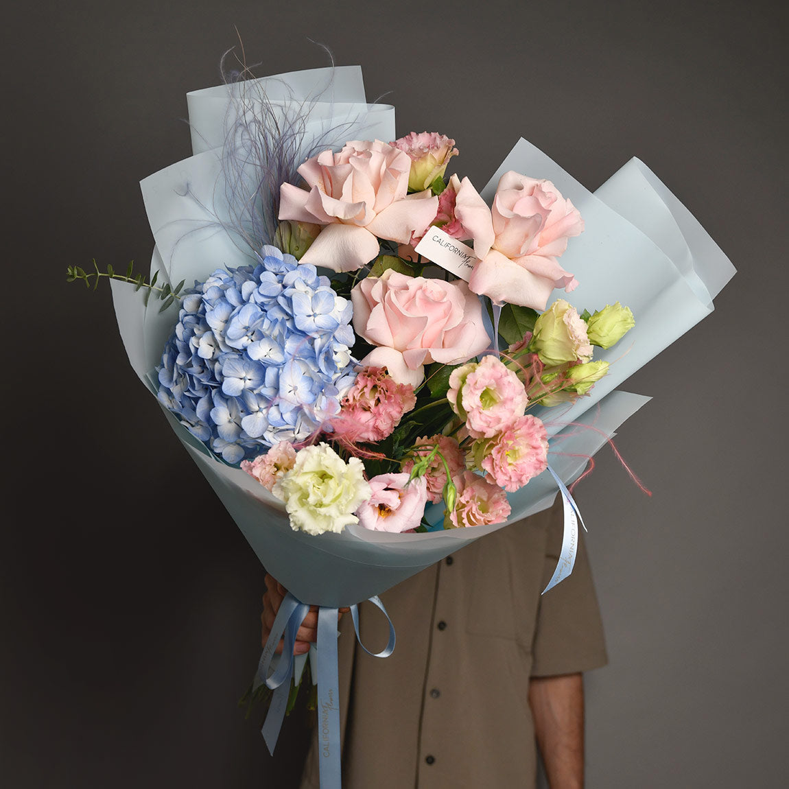 Livrare Flori Cluj Napoca, Buchet hortensie albastra si trandafiri speciali roz, Californiaflowers.ro