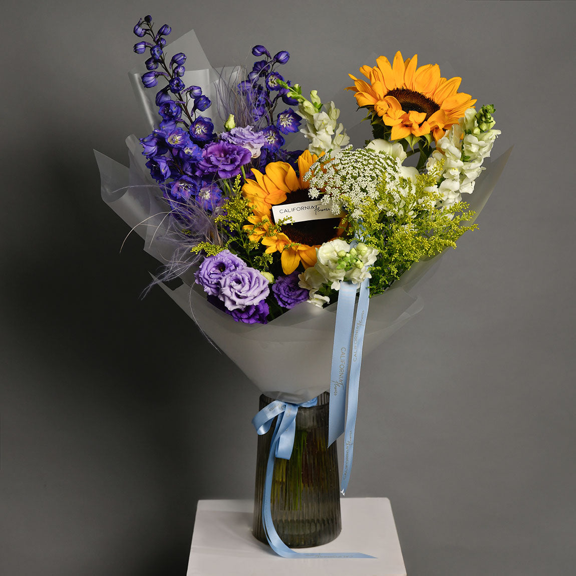 Buchet lisianthus, floarea soarelui si delphinium, 3, Californiaflowers.ro