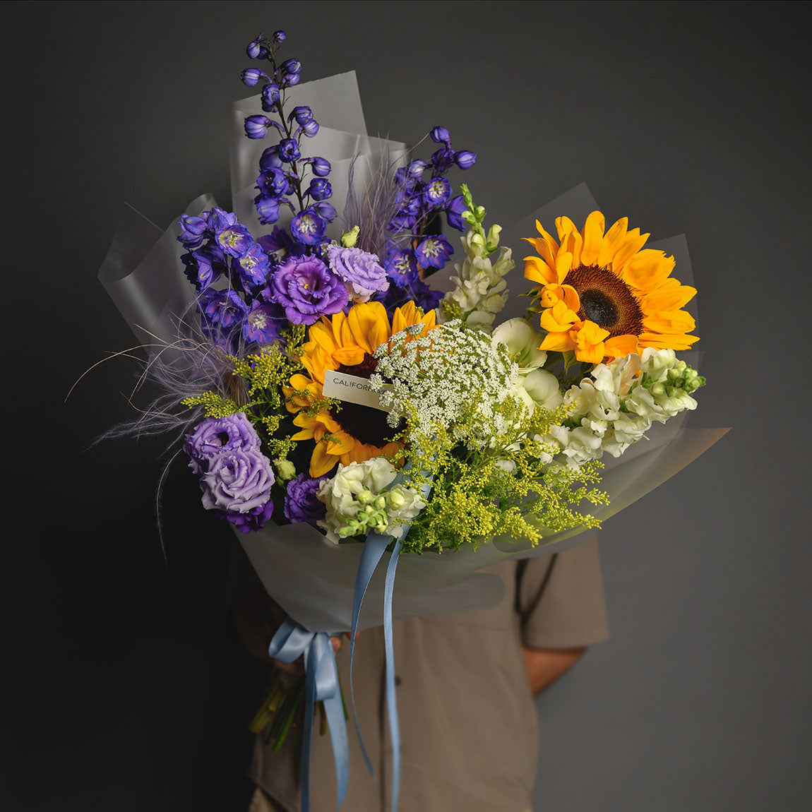 Flori de Vara, Buchet lisianthus, floarea soarelui si delphinium, Californiaflowers.ro