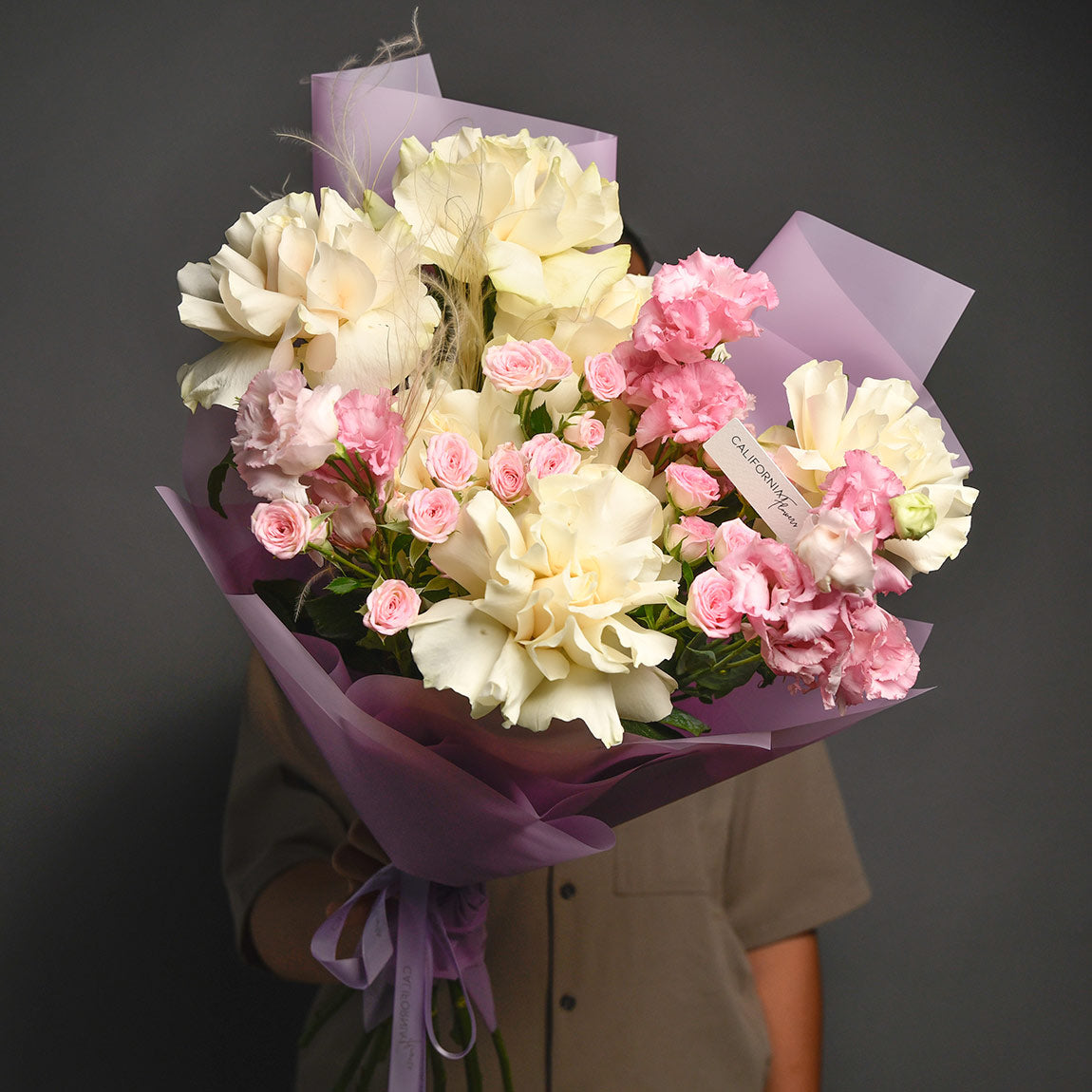 Flori pentru mama - California Flowers, Buchet lisianthus, trandafiri si miniroze, Californiaflowers.ro