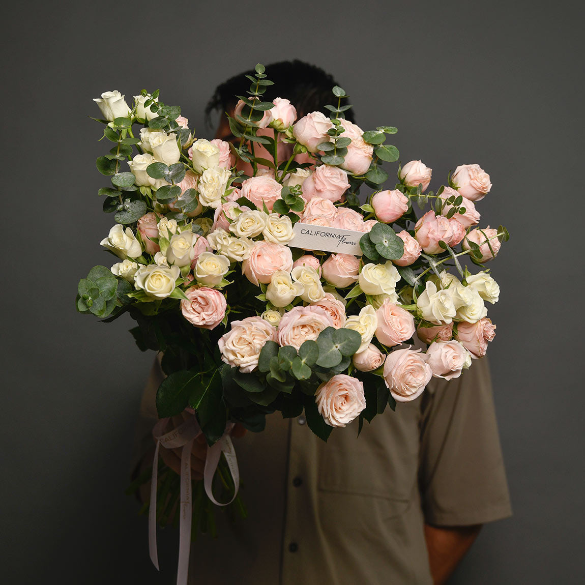 Flori pentru mama - California Flowers, Buchet miniroze albe si roz, Californiaflowers.ro