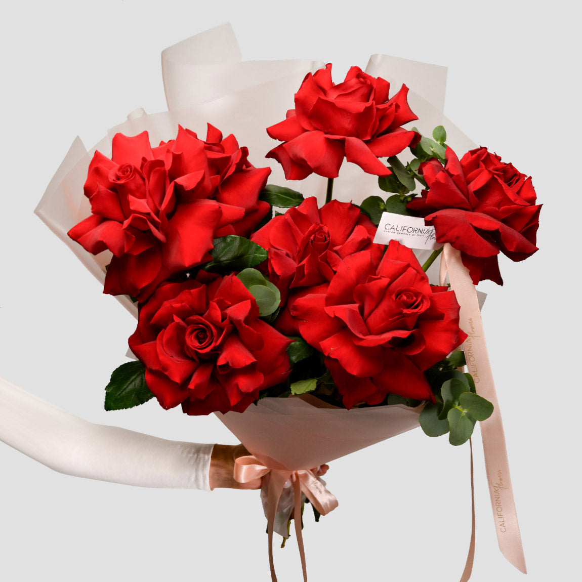 Livrare flori Brasov - California Flowers, Buchet 7 trandafiri rosii speciali si eucalipt, Californiaflowers.ro