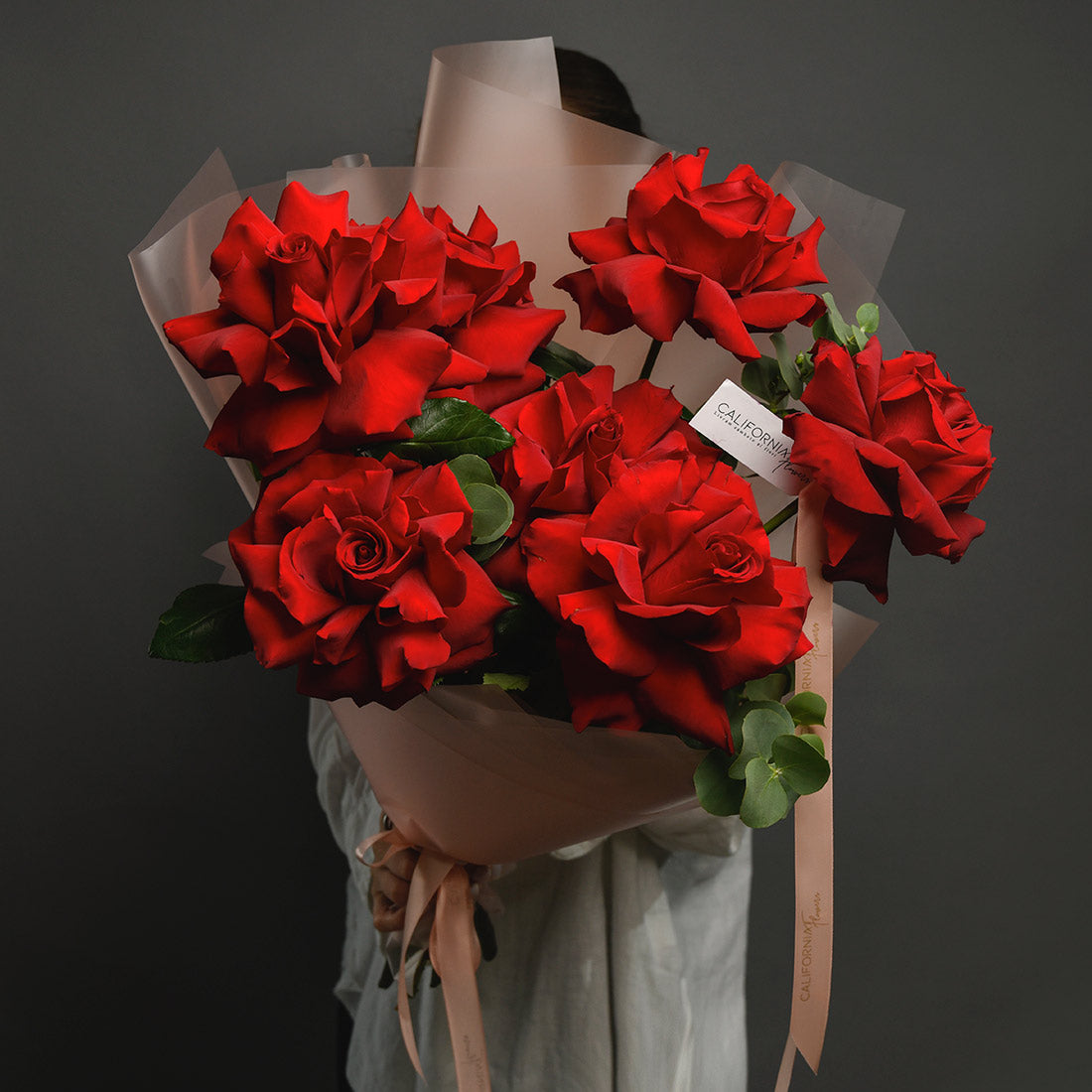 Livrare flori Brasov - California Flowers, Buchet 7 trandafiri rosii speciali si eucalipt, Californiaflowers.ro