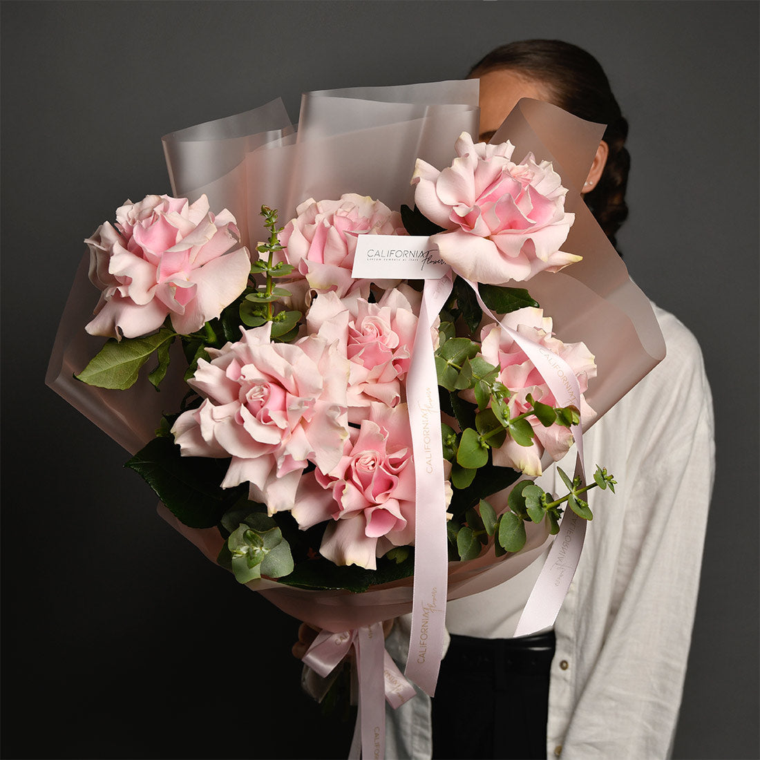 Livrare flori Brasov - California Flowers, Buchet 7 trandafiri roz speciali si eucalipt, Californiaflowers.ro