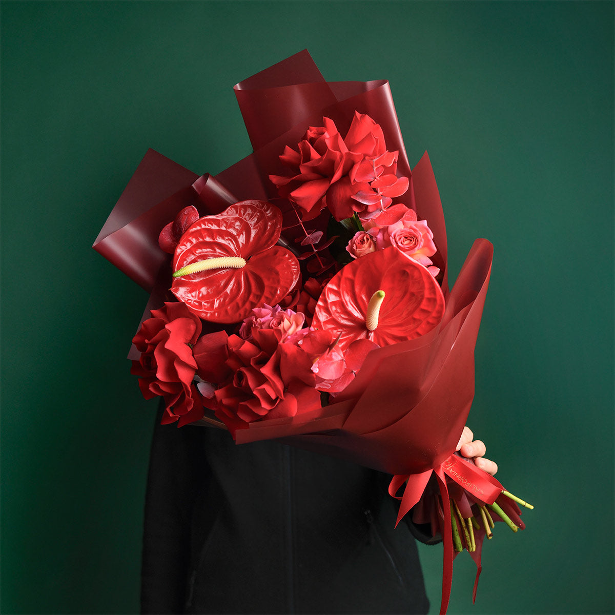 Flori de Florii - California Flowers, Buchet cu trandafiri speciali și anthurium roșu, Californiaflowers.ro