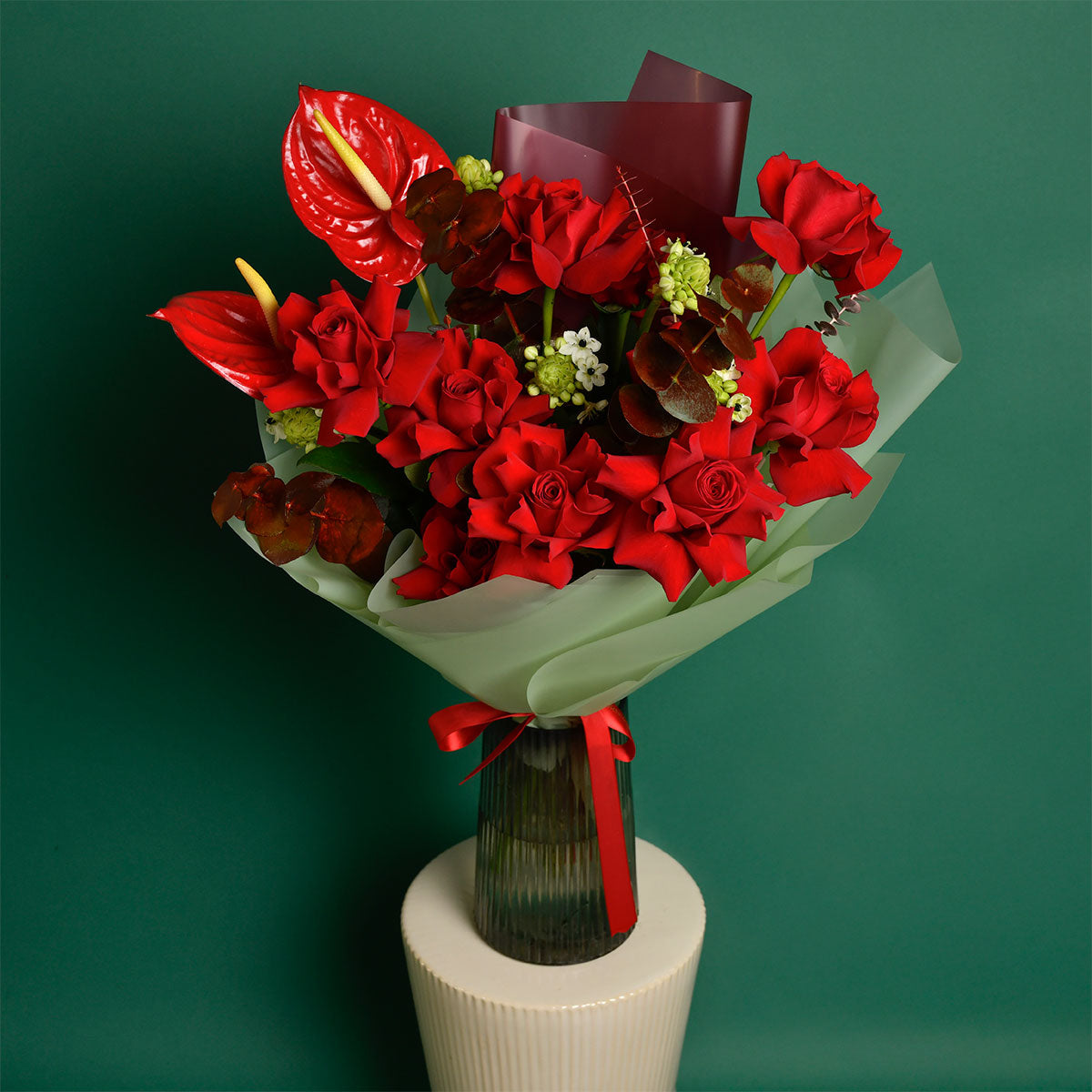 Buchet cu trandafiri speciali rosii, anthurium si ornithogalum, 5, Californiaflowers.ro