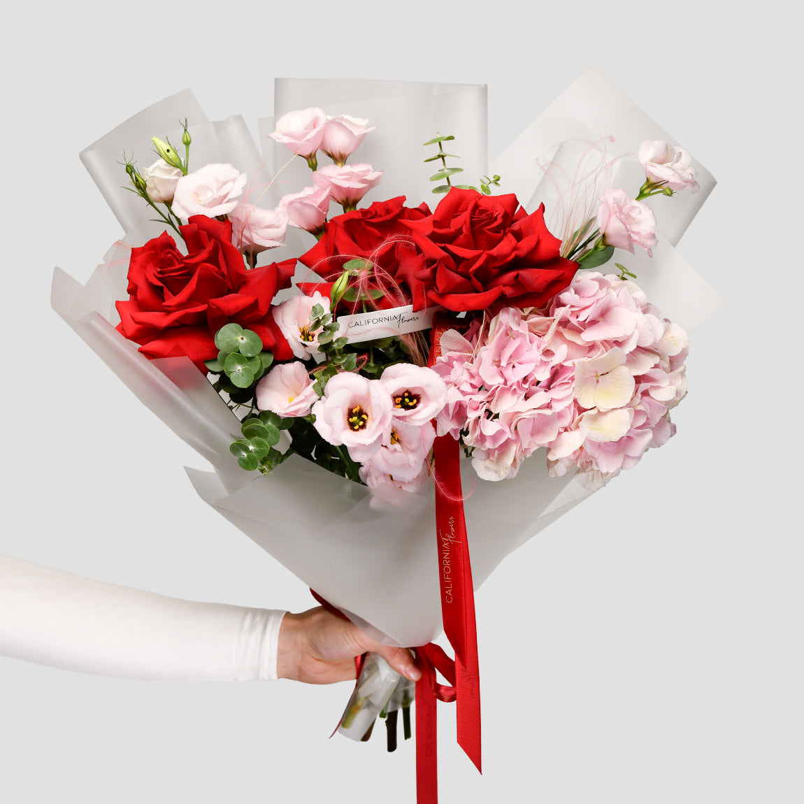 Livrare Flori Cluj Napoca, Buchet hortensie roz si trandafiri speciali rosii, Californiaflowers.ro