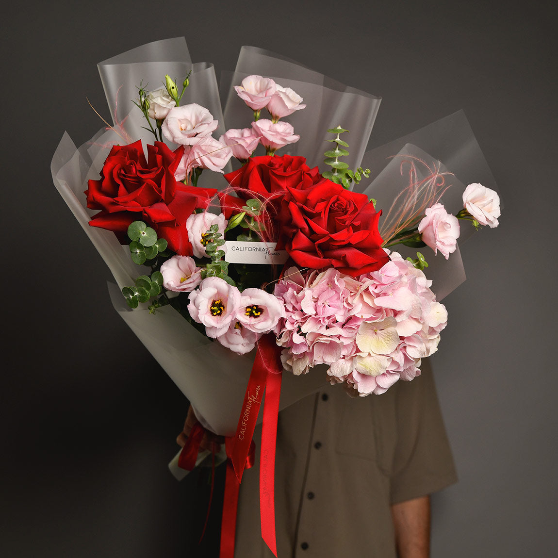 Livrare Flori Cluj Napoca, Buchet hortensie roz si trandafiri speciali rosii, Californiaflowers.ro
