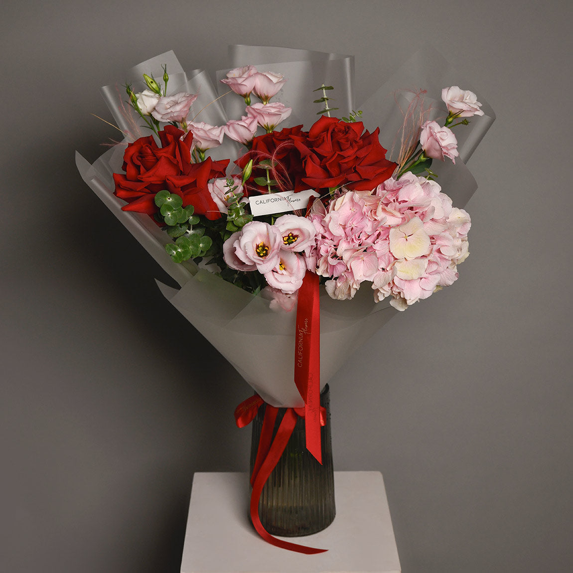 Buchet hortensie roz si trandafiri speciali rosii, 3, Californiaflowers.ro