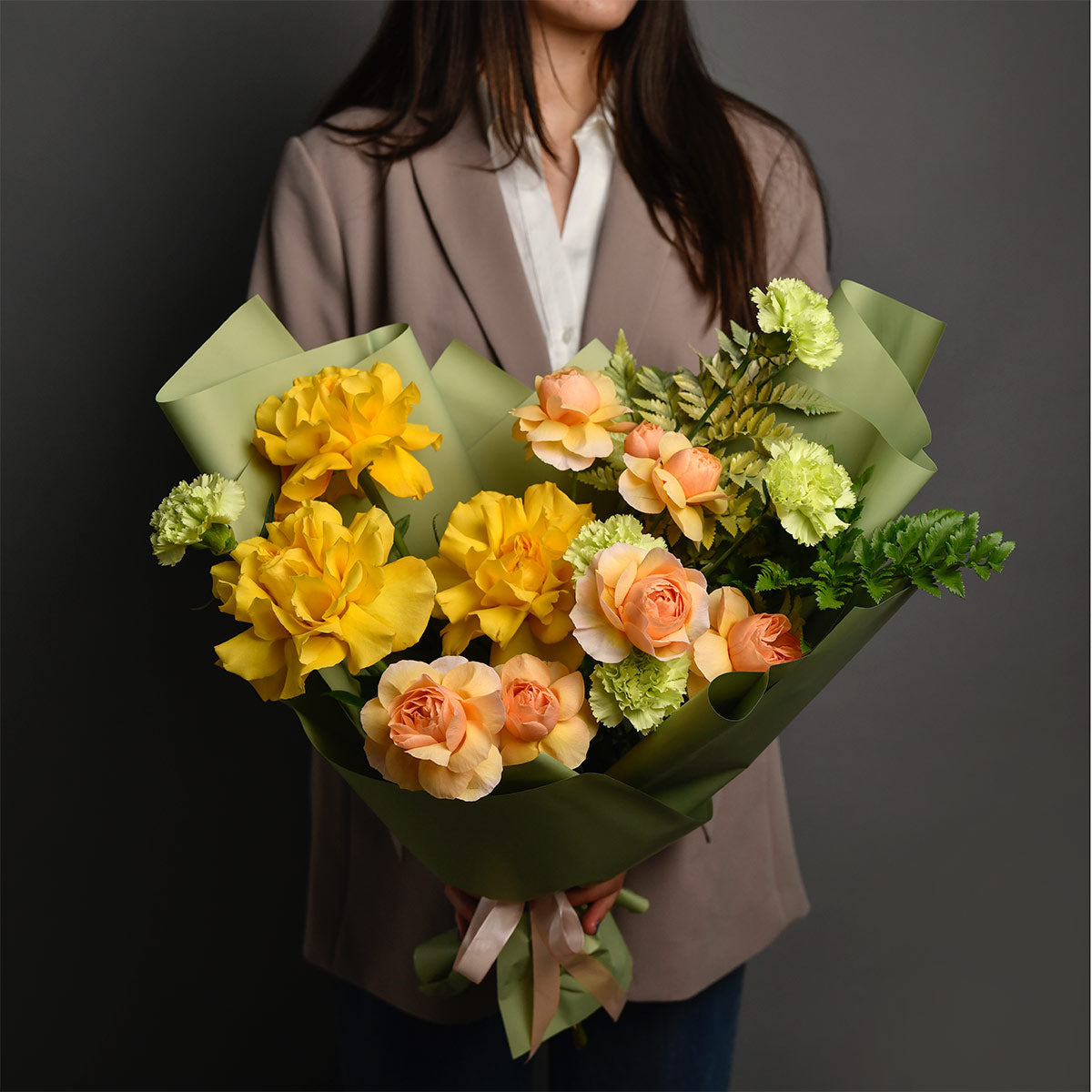 Flori de Florii - California Flowers, Buchet trandafiri speciali galbeni, tros si dianthus, Californiaflowers.ro