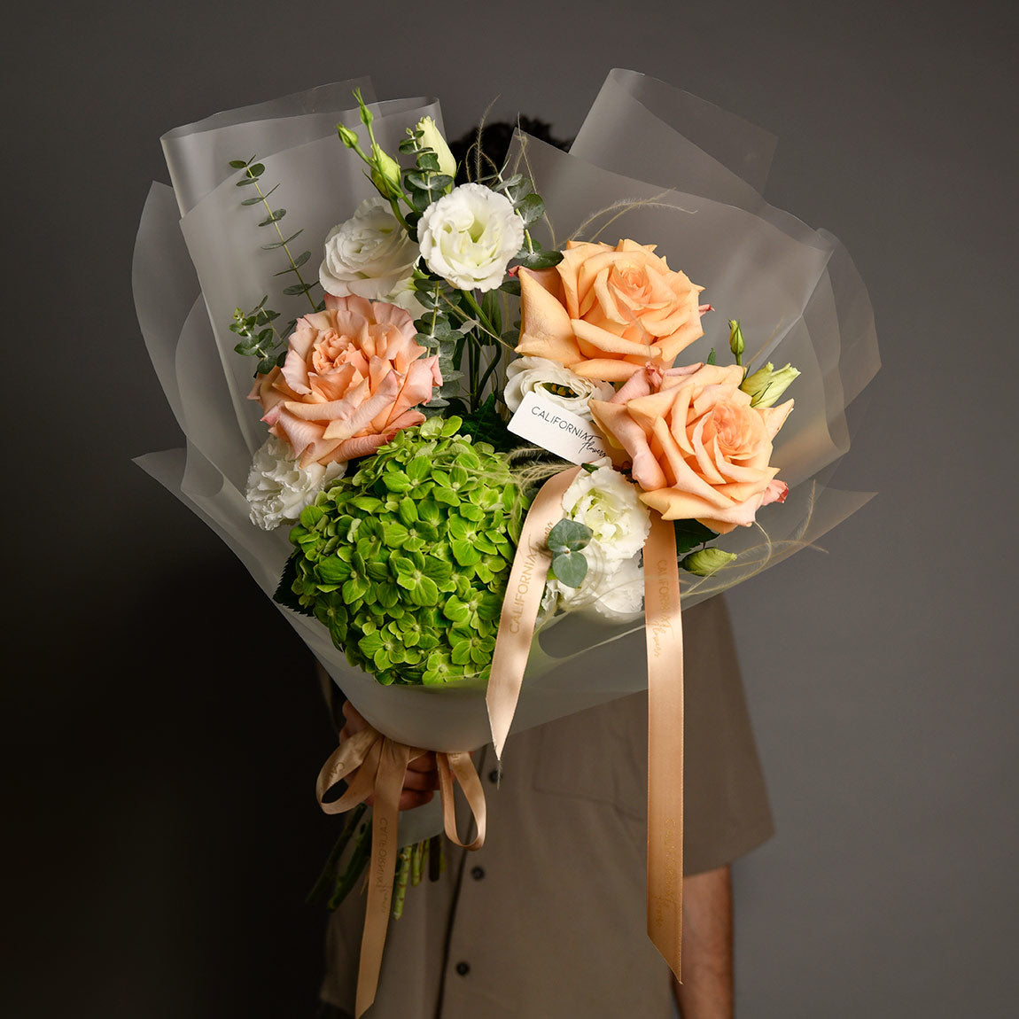 Buchete flori mixte, Buchet hortensie verde si trandafiri speciali peach, Californiaflowers.ro