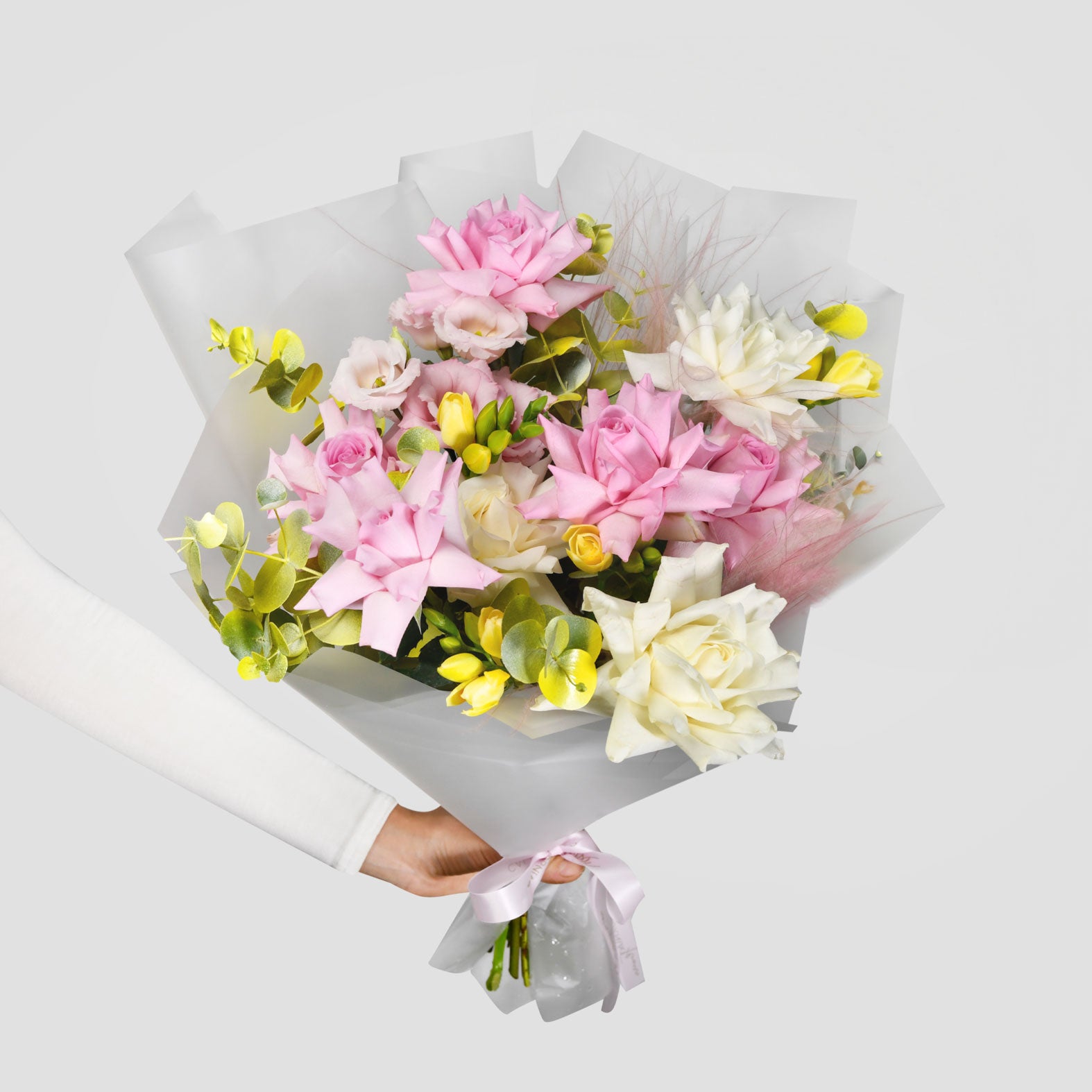 Flori pentru mama - California Flowers, Buchet trandafiri roz si albi speciali, frezii si lisianthus, Californiaflowers.ro