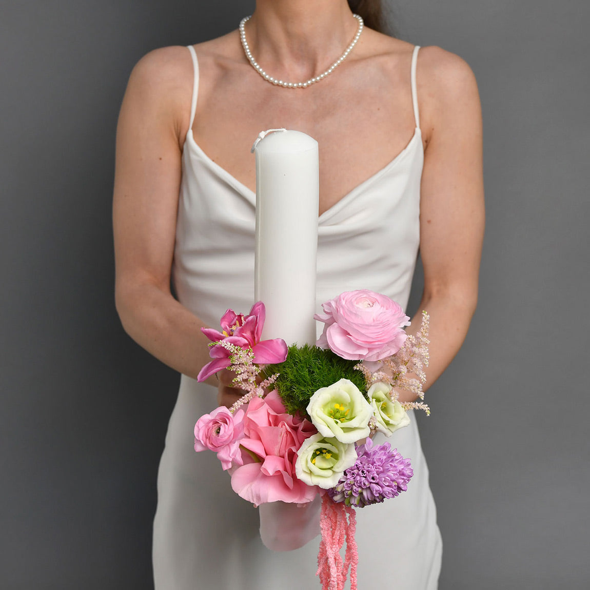 Lumanari botez flori naturale - California Flowers, Lumanare botez cu lisianthus si zambila, Californiaflowers.ro