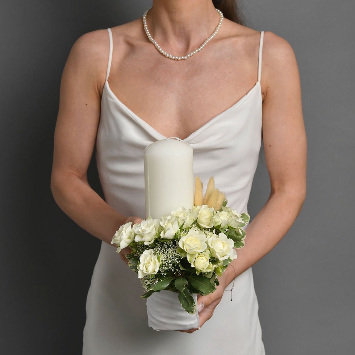 Lumanari botez flori naturale - California Flowers, Lumanare botez cu miniroze albe, Californiaflowers.ro