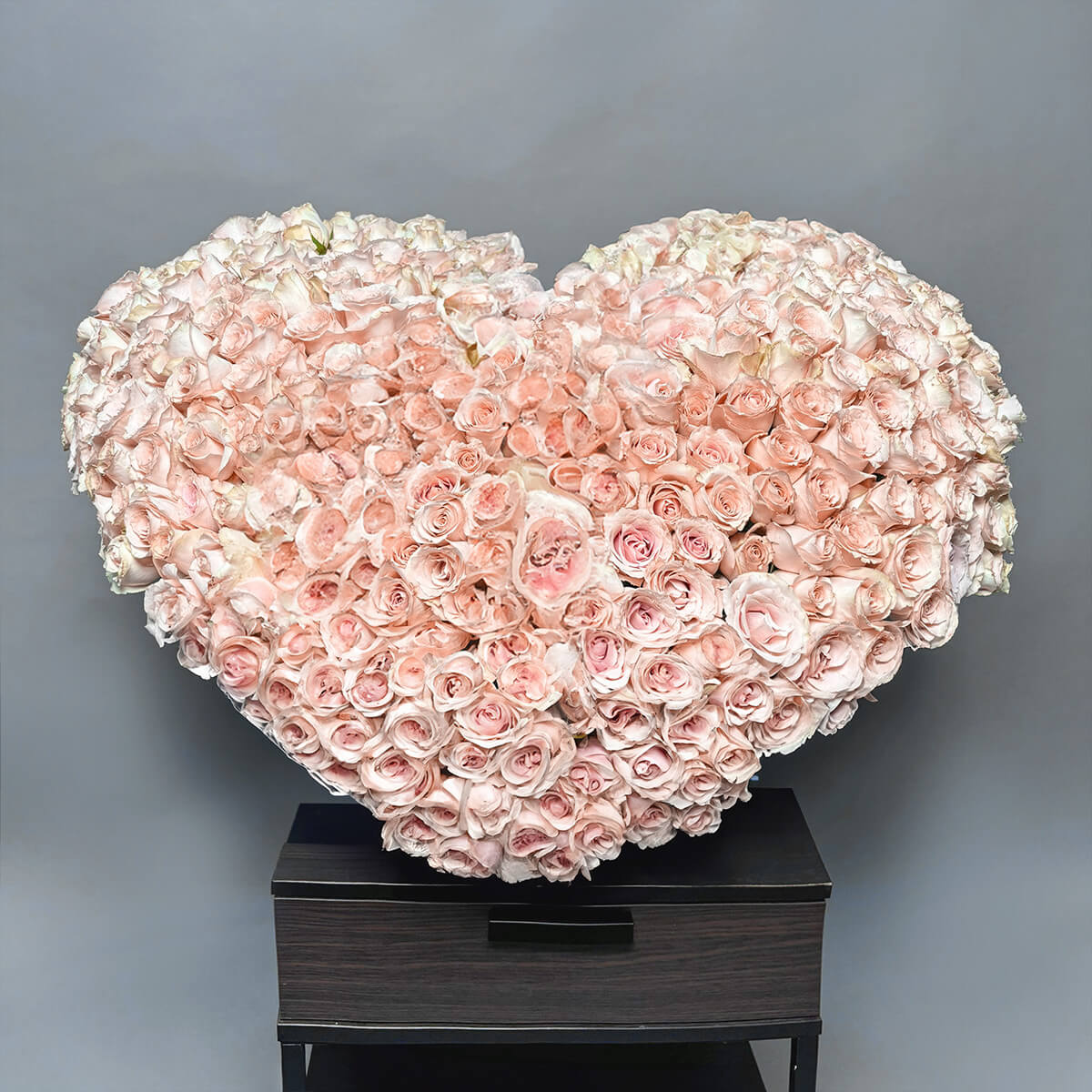 Aranjamente florale nou nascut - California Flowers, Aranjament floral inima in cos cu 500 trandafiri roz, Californiaflowers.ro