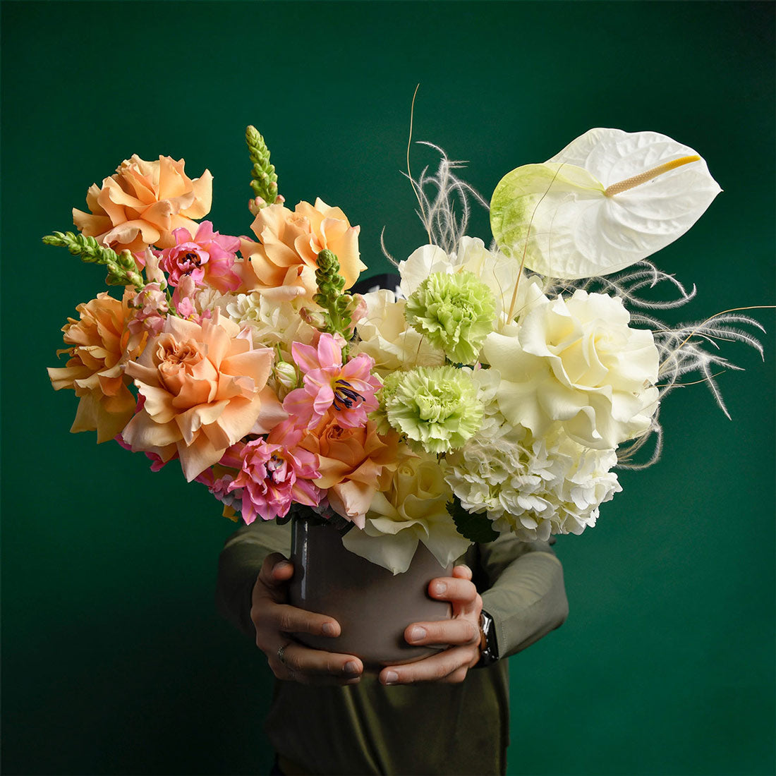 Ocazii Speciale, Aranjament floral in cutie cu anthurium, lalele si trandafiri, Californiaflowers.ro