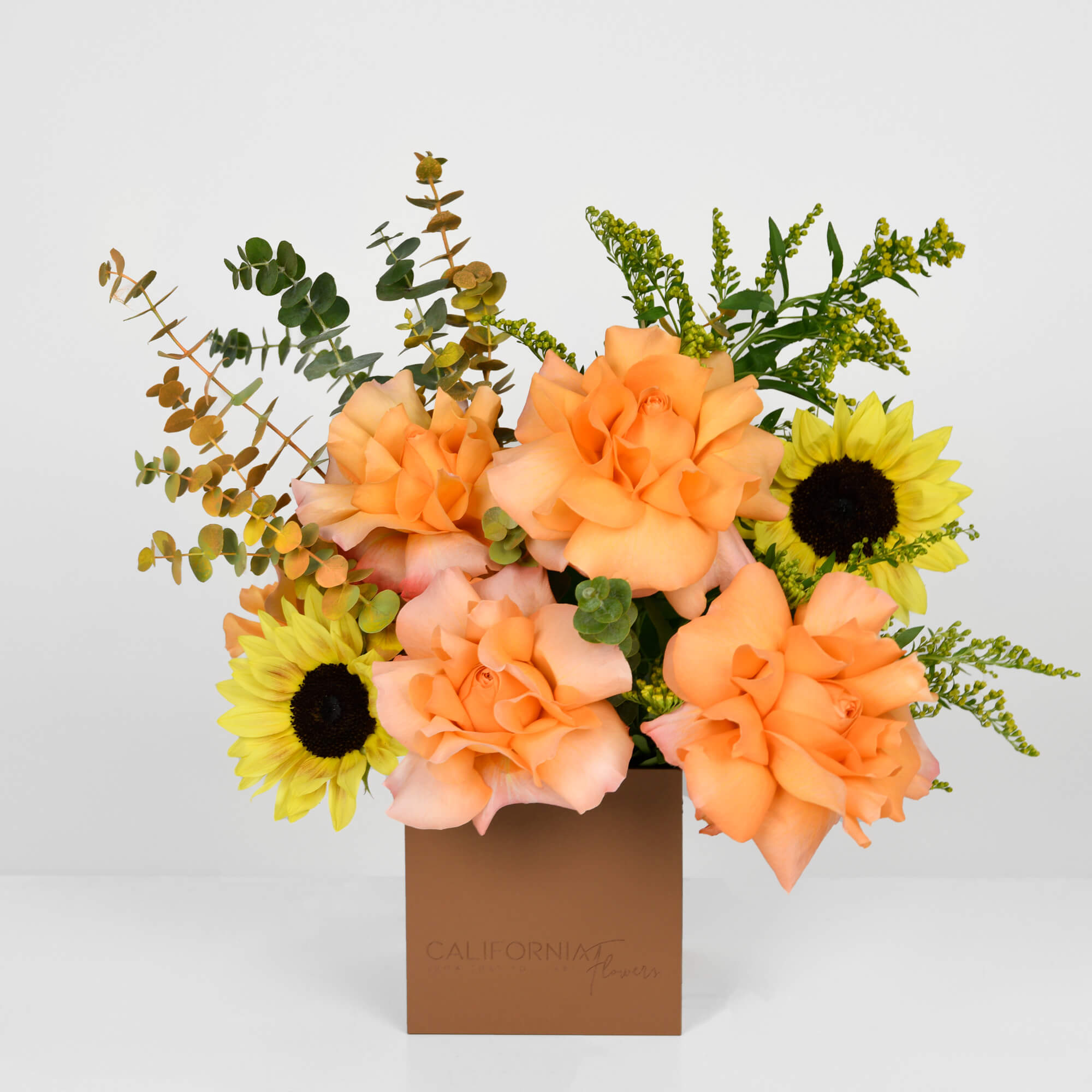 Flori pentru mama - California Flowers, Aranjament floral in cutie cu floarea soarelui si trandafiri, Californiaflowers.ro