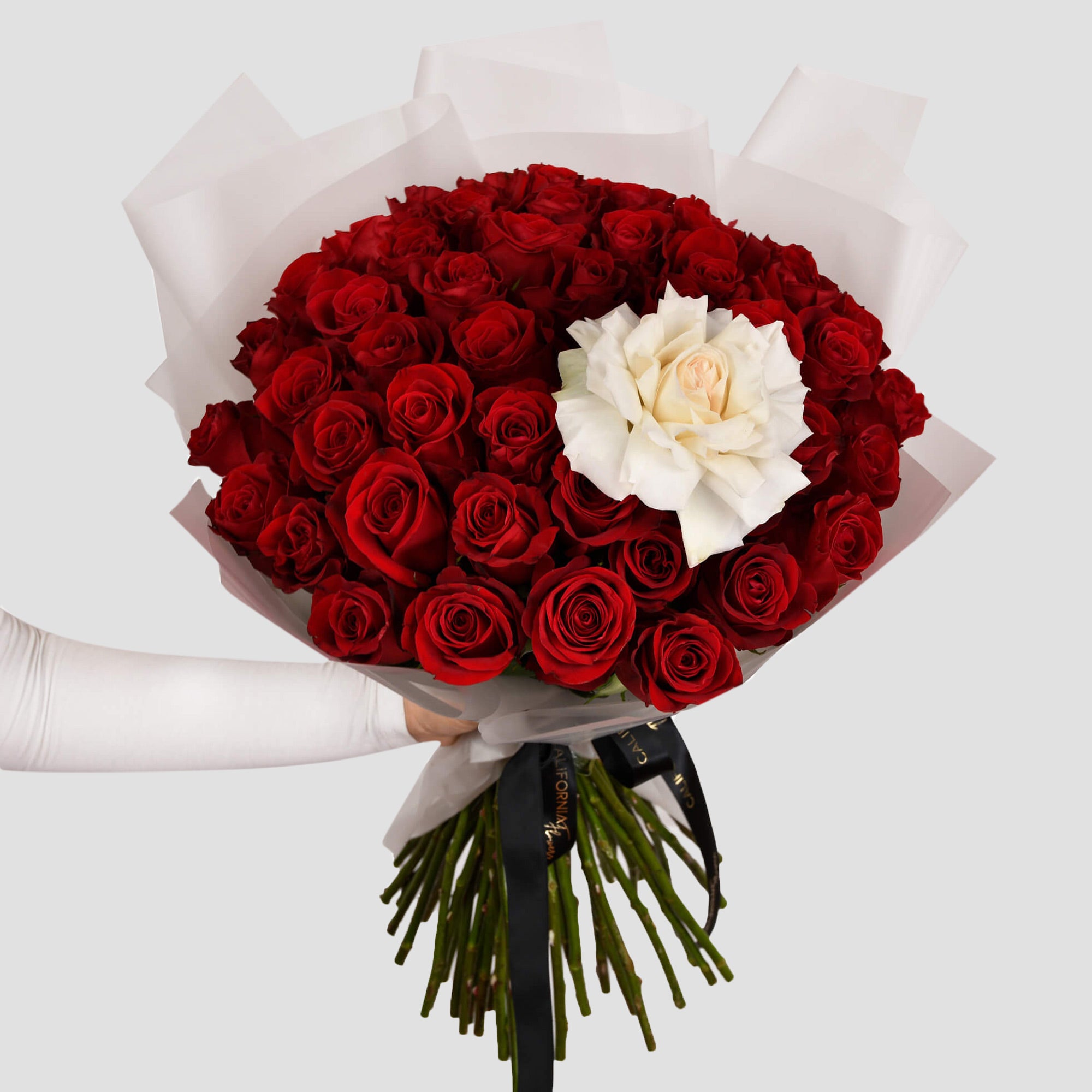 Flori pentru mama - California Flowers, Buchet 50 trandafiri rosii si un trandafir alb, Californiaflowers.ro