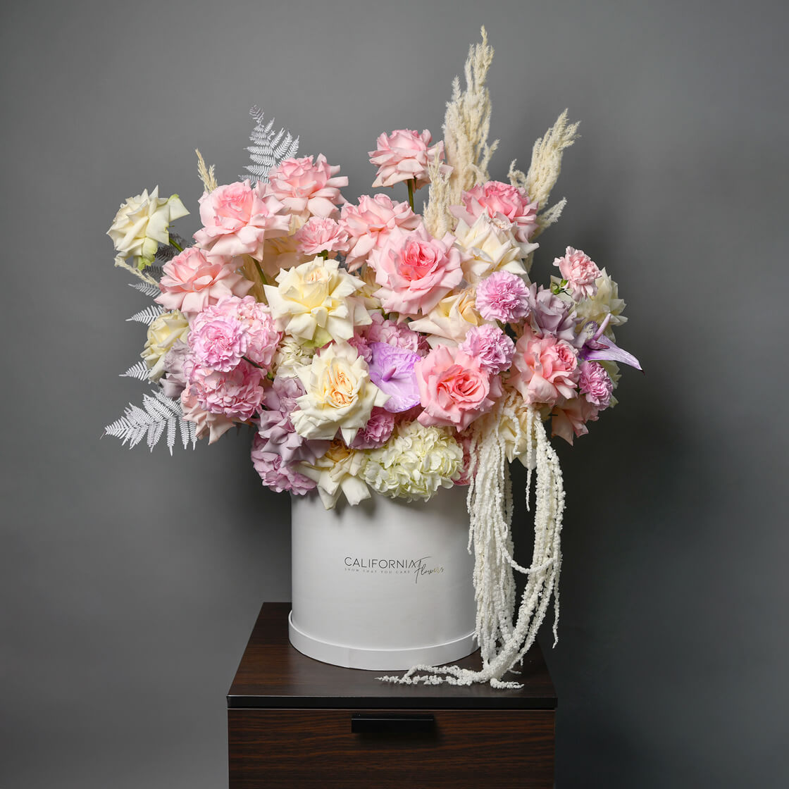 Aranjament in cutie cu hortensie roz si trandafiri albi, 2