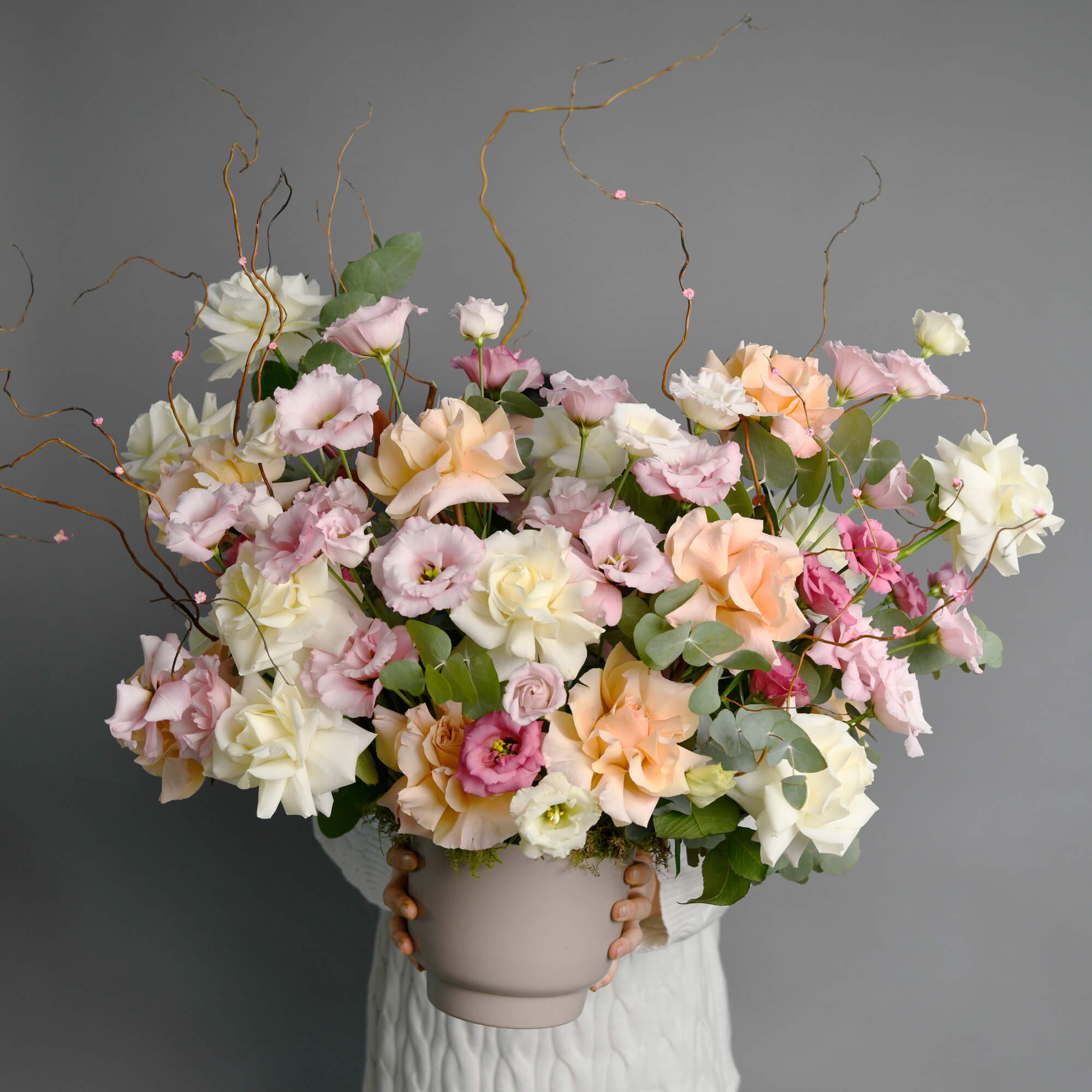 Flori pentru iubita – California Flowers, Aranjament floral in vas ceramic cu lisianthus si trandafiri speciali albi, Californiaflowers.ro