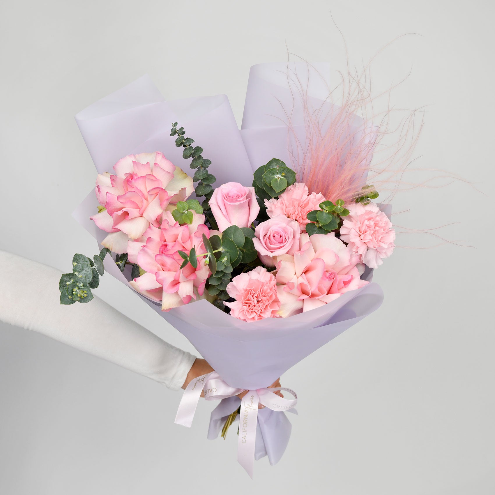 Flori de Paste - California Flowers, Buchet trandafiri roz, dianthus si eucalipt, Californiaflowers.ro