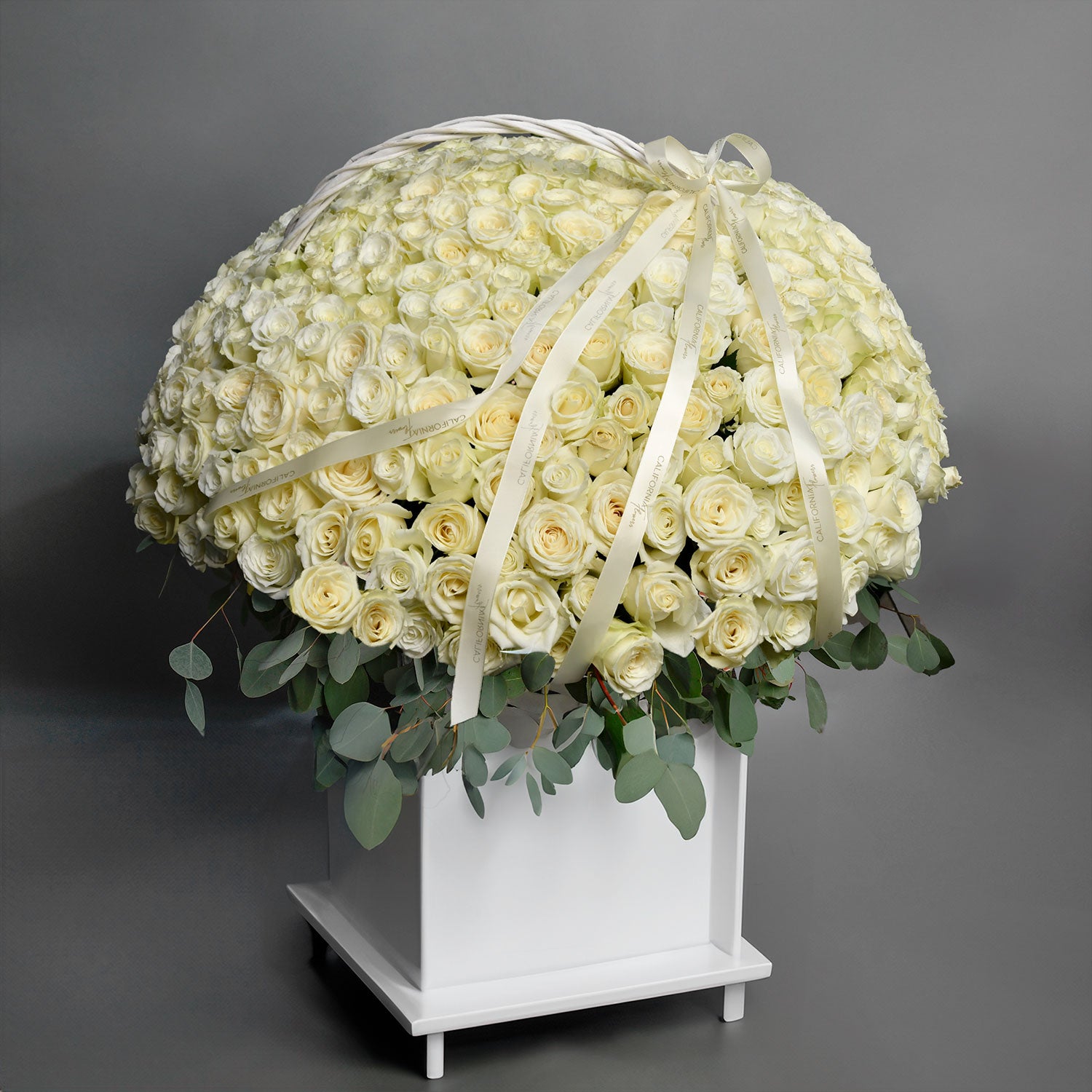 Aranjament floral in cos cu 400 trandafiri albi, 1, Californiaflowers.ro