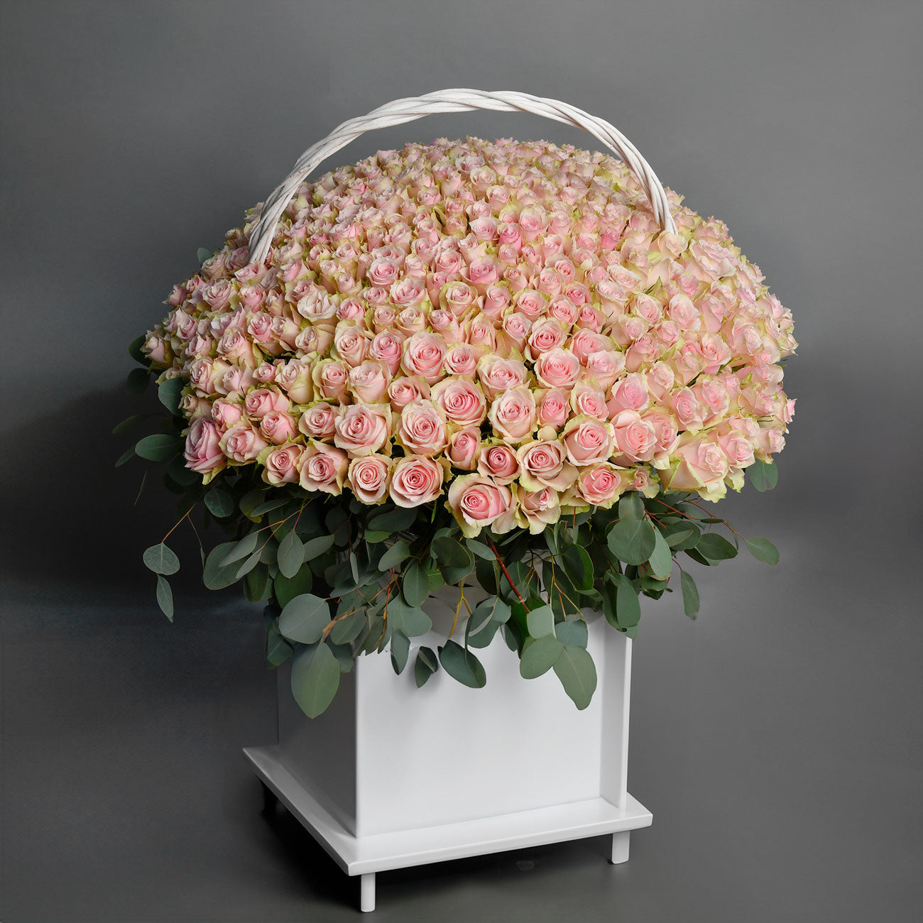 Cu ce se sterg frunzele la flori si cum sa le mentii sanatoase?, Aranjament floral in cos cu 400 trandafiri roz, Californiaflowers.ro