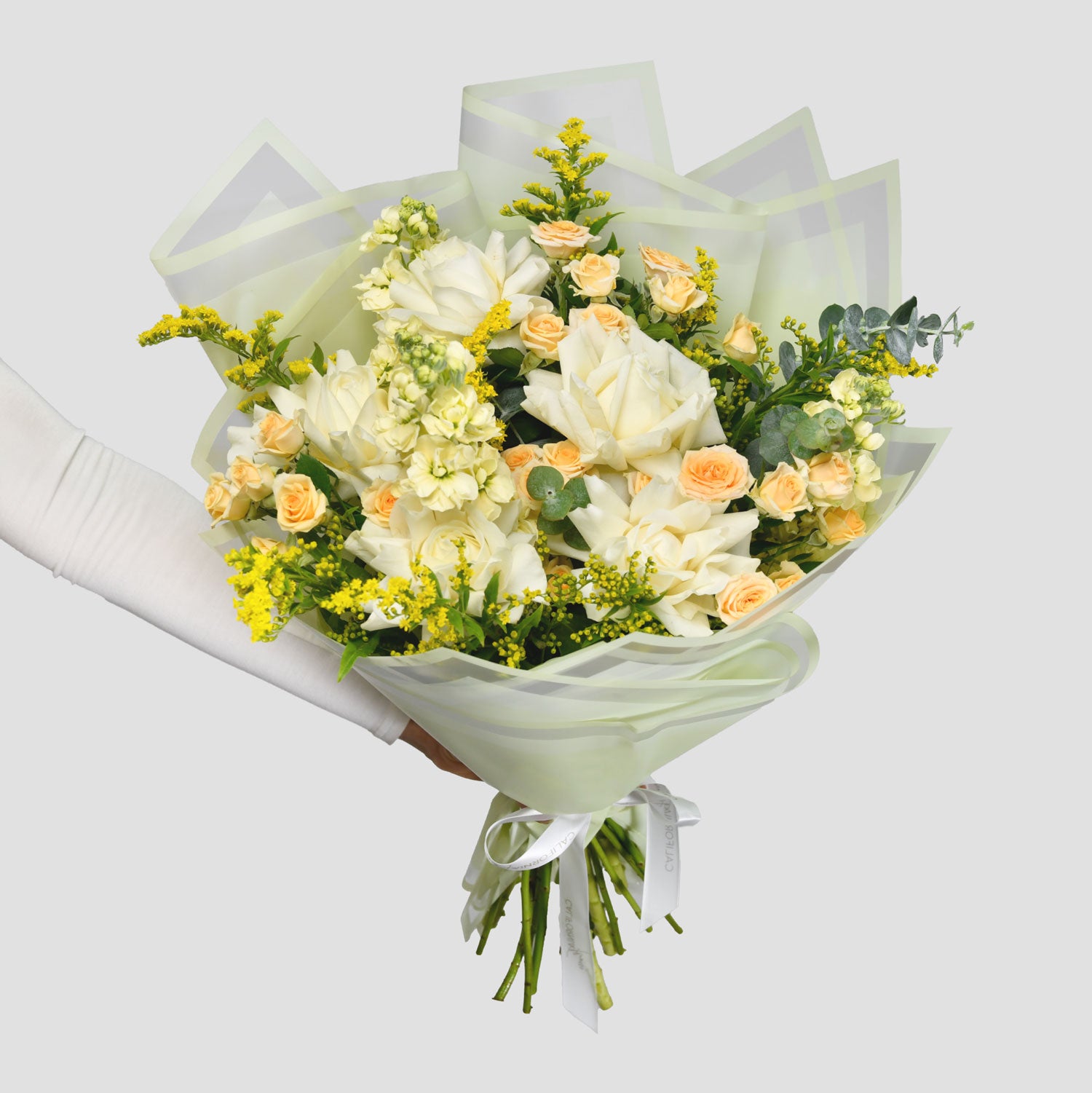 Flori pentru mama - California Flowers, Buchet trandafiri speciali albi, solidago si tros, Californiaflowers.ro