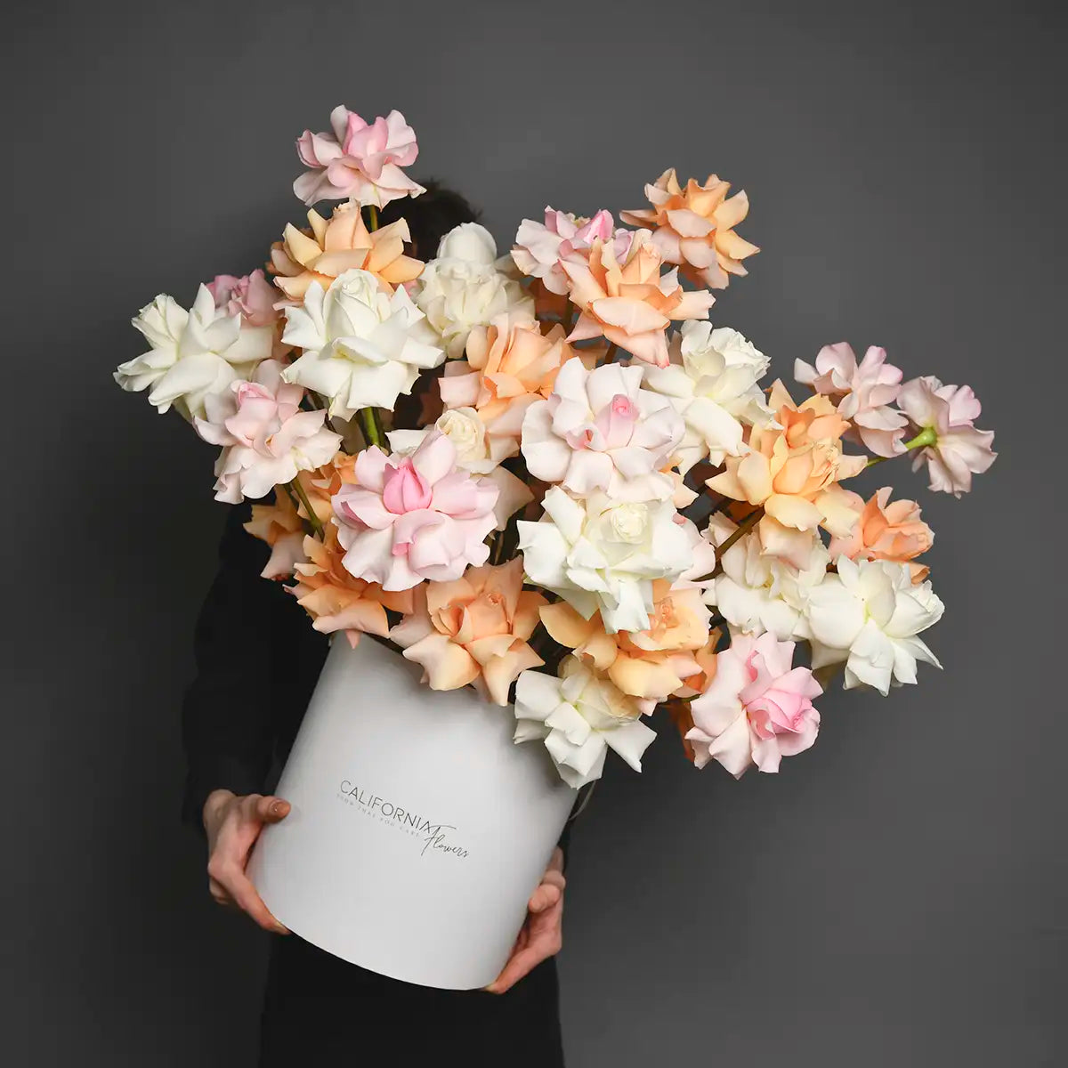 Flori pentru mama - California Flowers, Aranjament floral 55 trandafiri multicolori, Californiaflowers.ro