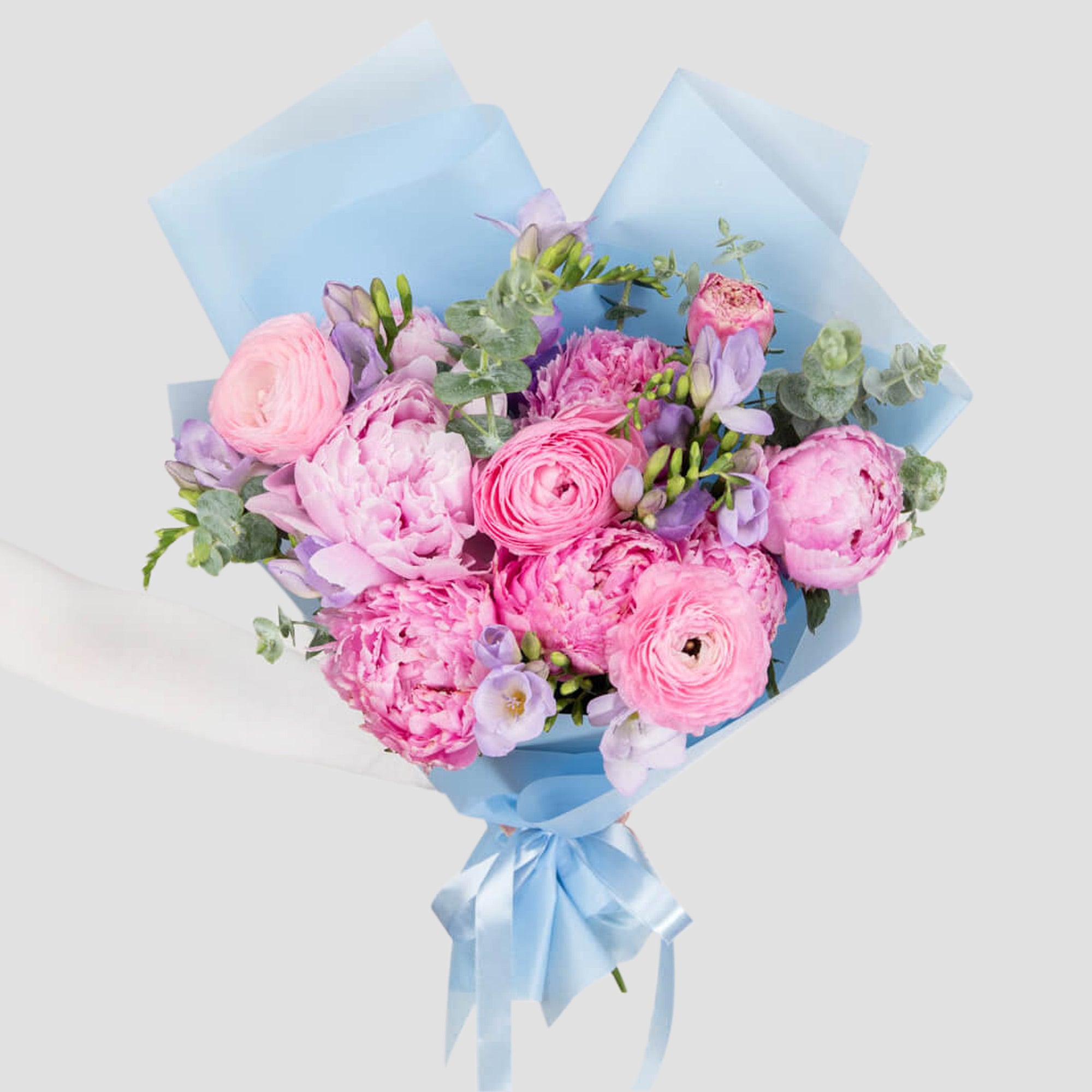 Buchete flori mixte, Buchet bujori roz, frezii si ranunculus roz, Californiaflowers.ro