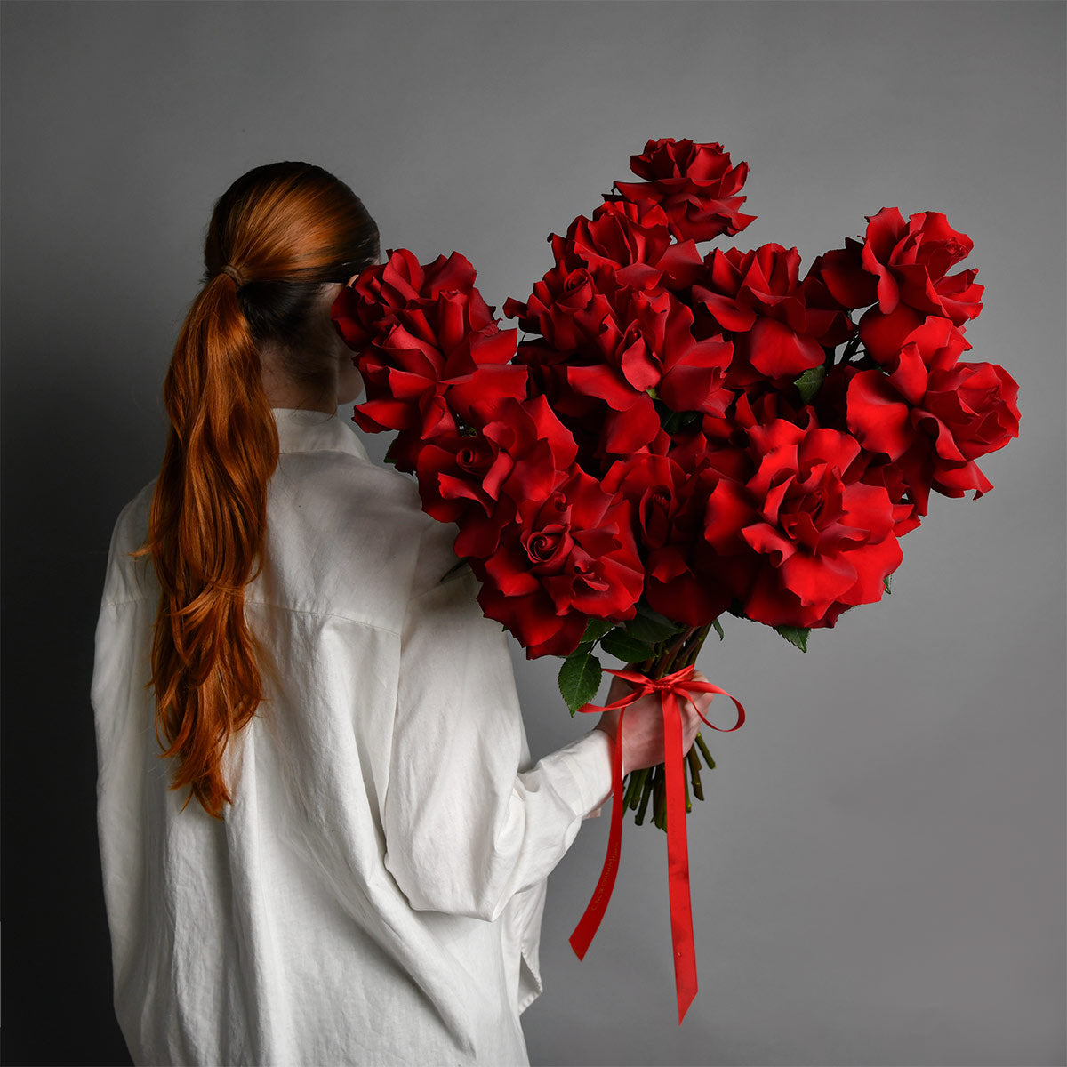 Flori pentru iubita – California Flowers, Buchet 25 trandafiri rosii speciali, Californiaflowers.ro