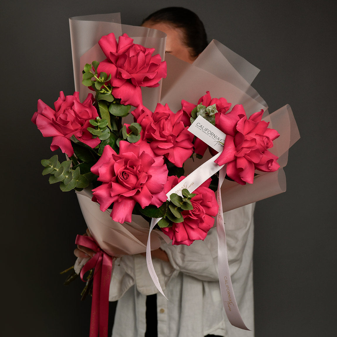 Livrare flori Brasov - California Flowers, Buchet 7 trandafiri Pink speciali si eucalipt, Californiaflowers.ro