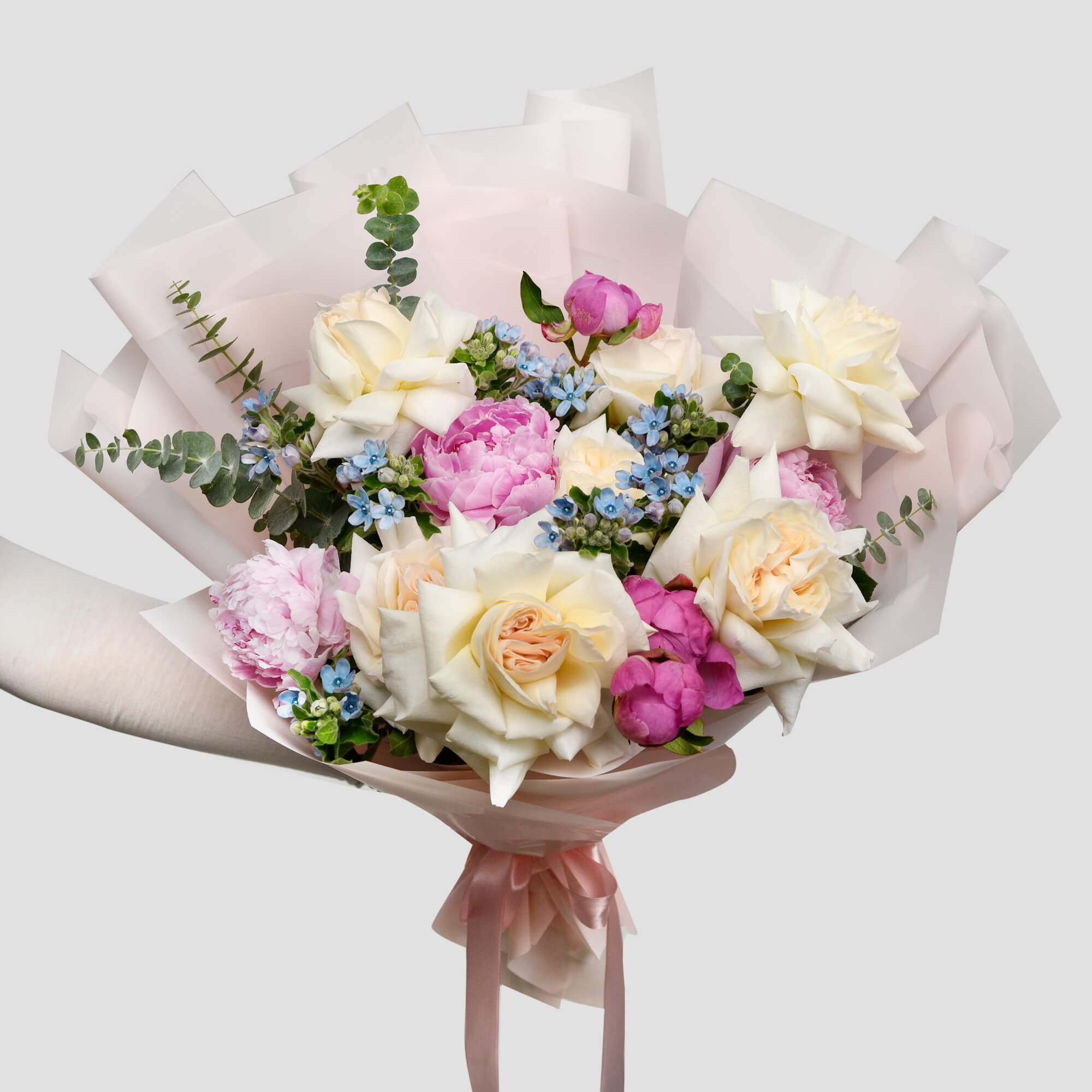 Aranjamente florale nou nascut - California Flowers, Buchet bujori roz, trandafiri albi si eucalipt, Californiaflowers.ro