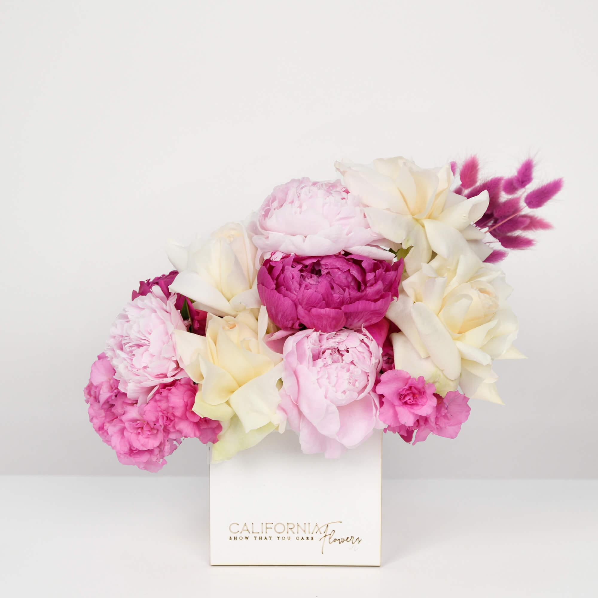 Cutii cu flori - California Flowers, Aranjament floral in cutie cu bujori si trandafiri albi, Californiaflowers.ro