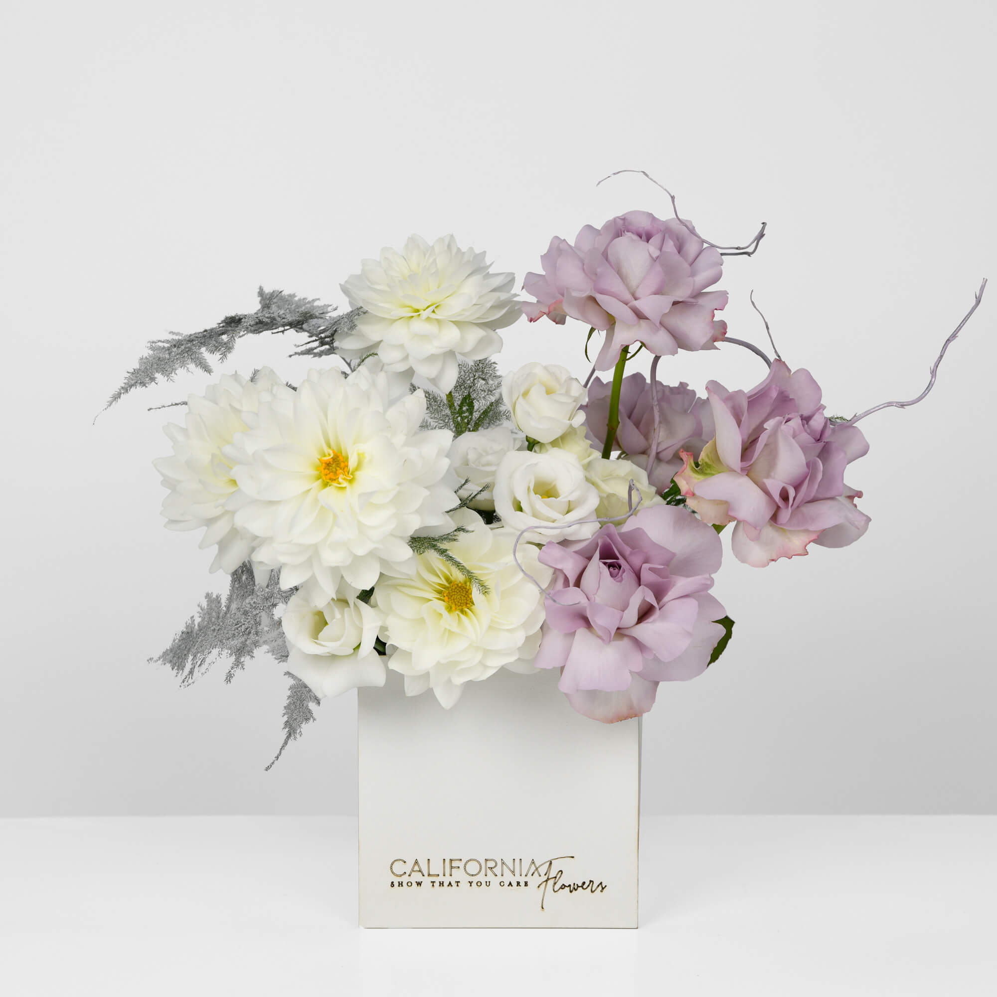 Flori pentru mama - California Flowers, Aranjament floral in cutie cu dalii si trandafiri speciali, Californiaflowers.ro