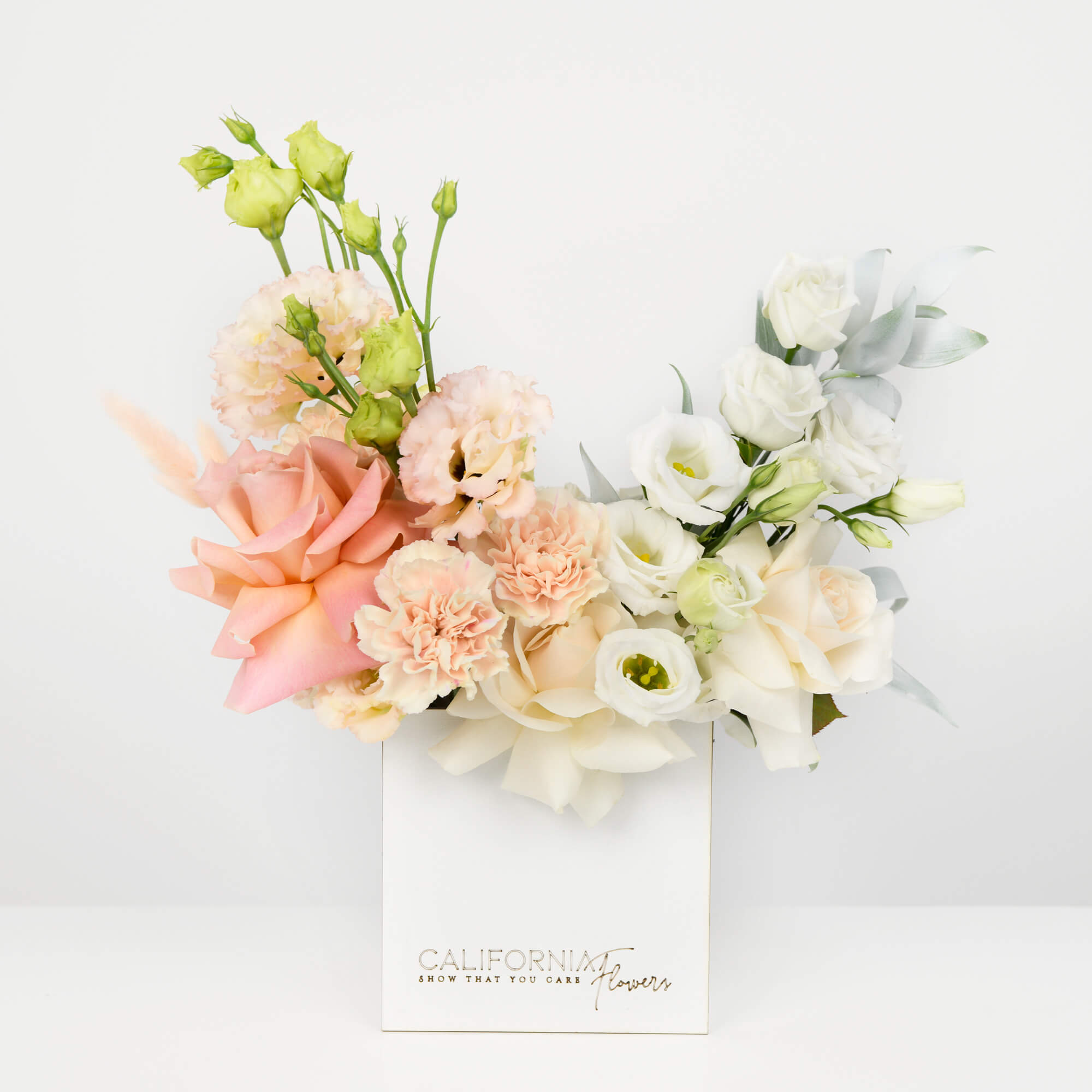 Flori pentru mama - California Flowers, Aranjament floral in cutie cu lisianthus si trandafiri speciali albi, Californiaflowers.ro