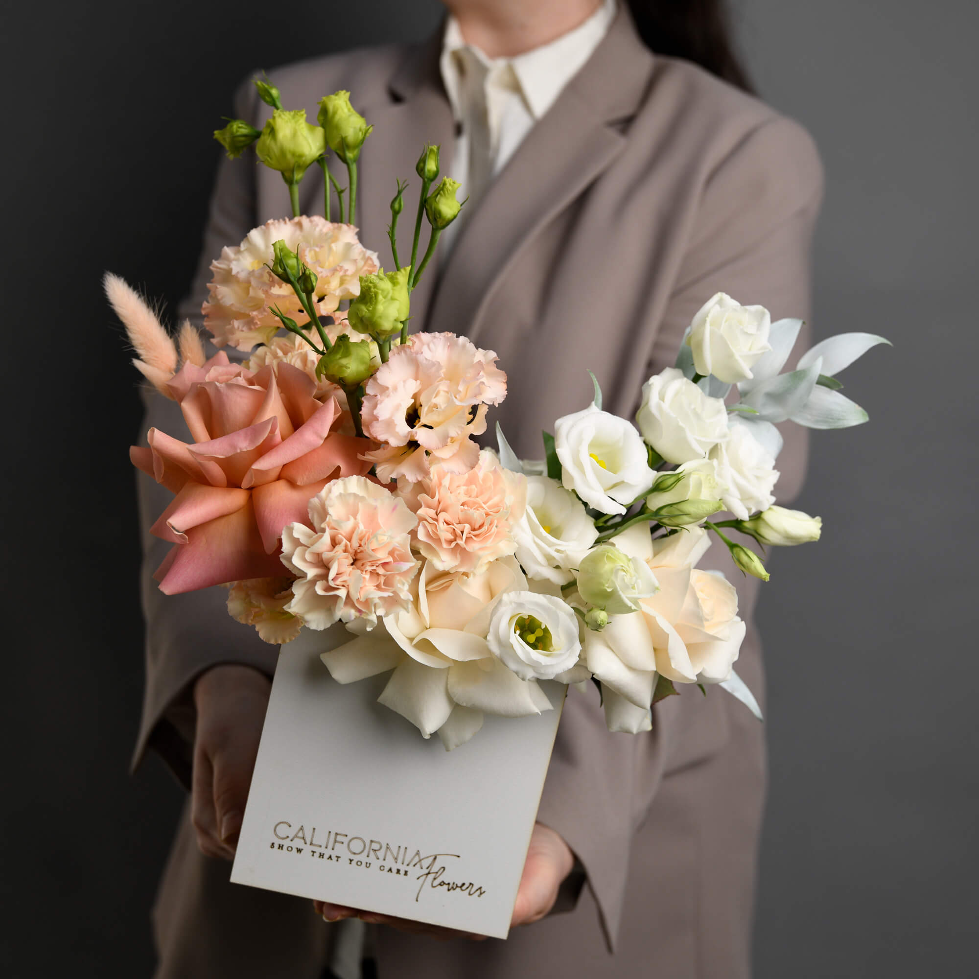 Flori pentru mama - California Flowers, Aranjament floral in cutie cu lisianthus si trandafiri speciali albi, Californiaflowers.ro
