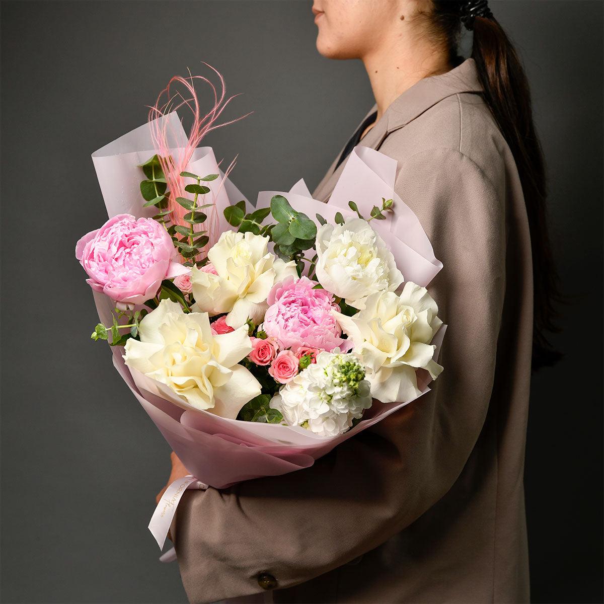 Flori de Florii - California Flowers, Buchet bujori , trandafiri si matthiola, Californiaflowers.ro