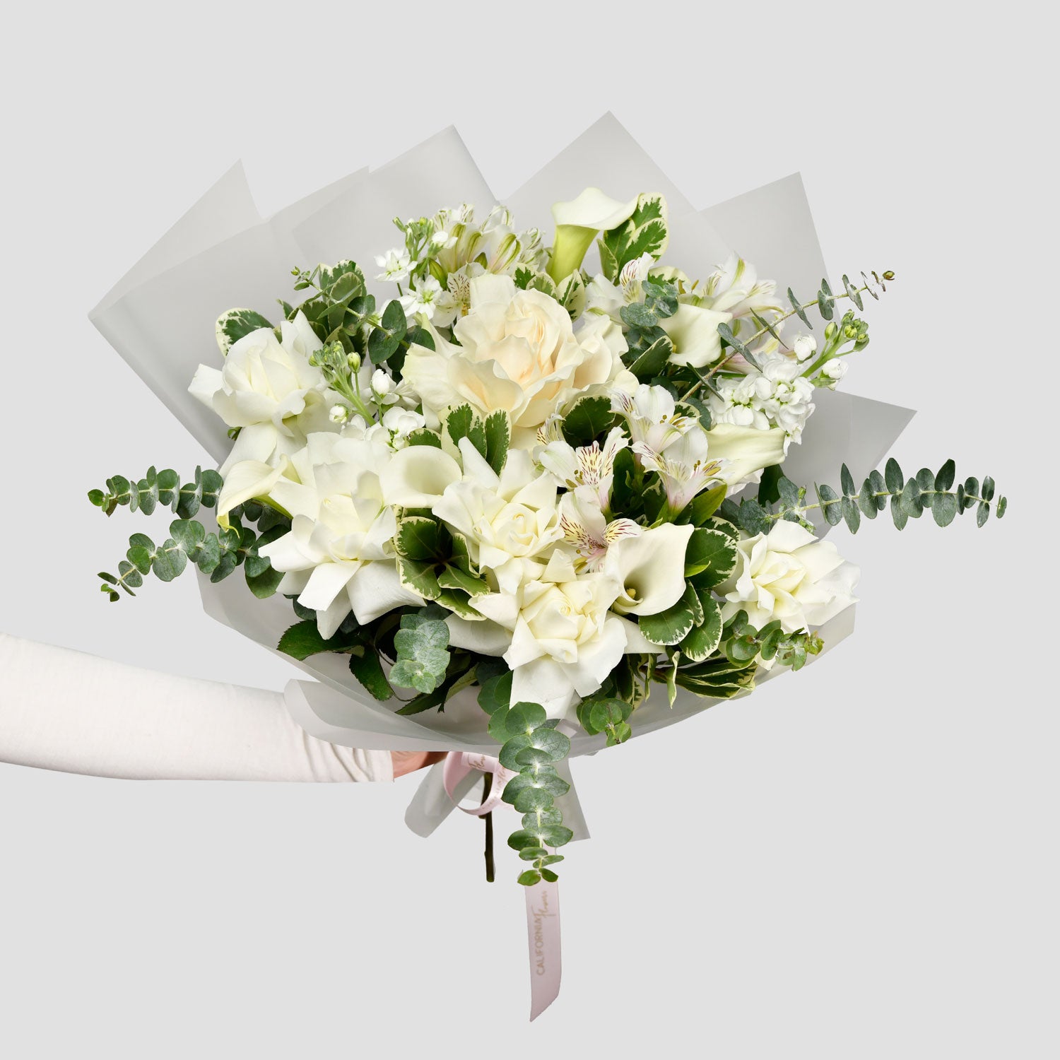 Flori pentru mama - California Flowers, Buchet trandafiri albi, matthiola si cale, Californiaflowers.ro